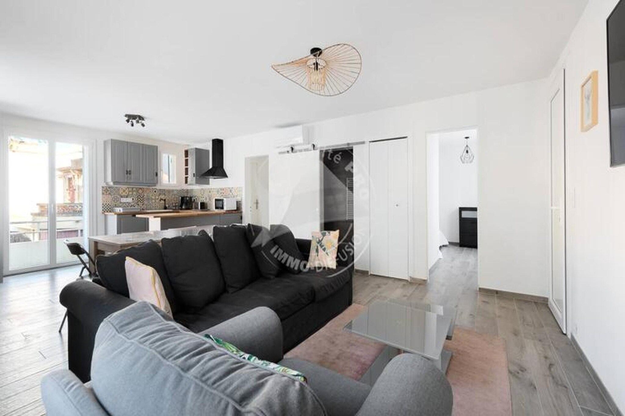 This fully renovated 3-bedroom apartment accommodates up to 6 people. The living room features air conditioning, WiFi, and TV, ensuring comfort and entertainment. The first bedroom has a 160 cm double bed and a bunk bed (2x90 cm), both with air conditioning. The second bedroom offers a 140 cm double bed, also with air conditioning. A bathroom and separate toilet are available, and the entrance includes a cupboard with a washing machine. A private garage is provided with dimensions of 4.45m in length, 2.18m in width, and 2.10m in height. The property is not pet-friendly.
Located just 500 meters from the Town Center, the apartment is surrounded by attractions, cafes, and shops. Guests can explore the vibrant local area, with markets, restaurants, and the beach just a short walk away. The apartment offers a peaceful retreat with easy access to the lively town atmosphere and its many offerings.
The kitchen is fully equipped with an oven, fridge/freezer, dishwasher, and microwave. The bathroom and separate toilet provide ample space and comfort. With its private garage, well-equipped living areas, and excellent location, this apartment is perfect for families or small groups looking for a relaxing stay near the heart of the town.