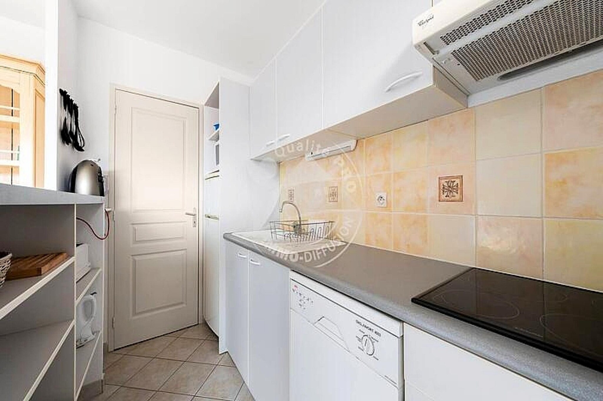 This charming 2nd-floor apartment comfortably accommodates up to 5 people. It features a living/dining room with air conditioning and a TV for your relaxation. The first bedroom offers a 140 cm double bed, while the second bedroom has a double bed and a single bunk bed, both equipped with air conditioning. The apartment also includes a bathroom and two separate toilets with hand basins, making it perfect for small families or groups. Private and secure parking is available, and the property is not pet-friendly.
The apartment’s prime location places you just 300 meters from the beach and 200 meters from the train station, ensuring easy access to transportation and leisure. Within 100 meters, you’ll find the city center with cafes, shops, and local markets, providing everything you need for a convenient stay. The shopping center is just 400 meters away, offering additional dining and retail options.
The fully equipped kitchen includes a dishwasher, oven, microwave, fridge/freezer, and washing machine, making it ideal for preparing meals during your stay. The 5m² terrace offers a peaceful outdoor space to unwind after a day of exploring the local area. With comfortable living spaces and excellent amenities, this apartment provides a relaxing home base for your beachside getaway.