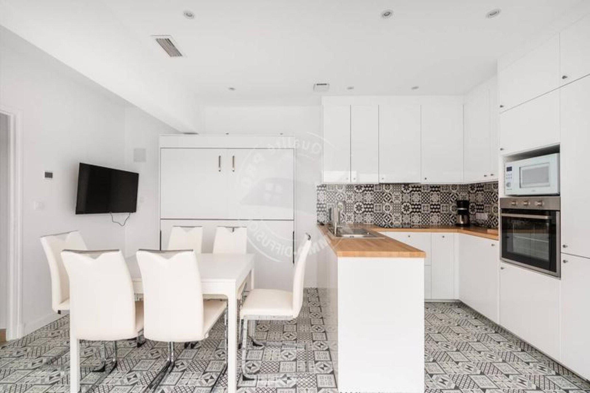 This charming, fully renovated apartment is located on the 2nd floor of a mansion in the heart of the city center. It offers comfortable accommodation for up to 6 people with two bedrooms, each featuring a 180 cm double bed and TV. Additionally, there is a bunk bed in the living area that sleeps 2. The apartment is air-conditioned, and pets are not allowed, ensuring a peaceful stay. The large 21m² terrace is perfect for outdoor dining and relaxation, with a table, chairs, garden furniture, and an electric barbecue.
The property is ideally located just 200 meters from the beach, providing easy access to the sea. Guests can explore the surrounding area, with numerous activities, tourist attractions, cafes, and markets to discover. The city center is at your doorstep, making it a prime spot for sightseeing and enjoying the local culture.
The apartment includes a fully equipped kitchen with modern amenities such as a dishwasher, fridge/freezer, oven, microwave, and hob, allowing guests to prepare meals at their convenience. Two bathrooms, one of which is en-suite, are available, with a separate toilet for added convenience. A storeroom with a washing machine completes the amenities, offering comfort for longer stays.