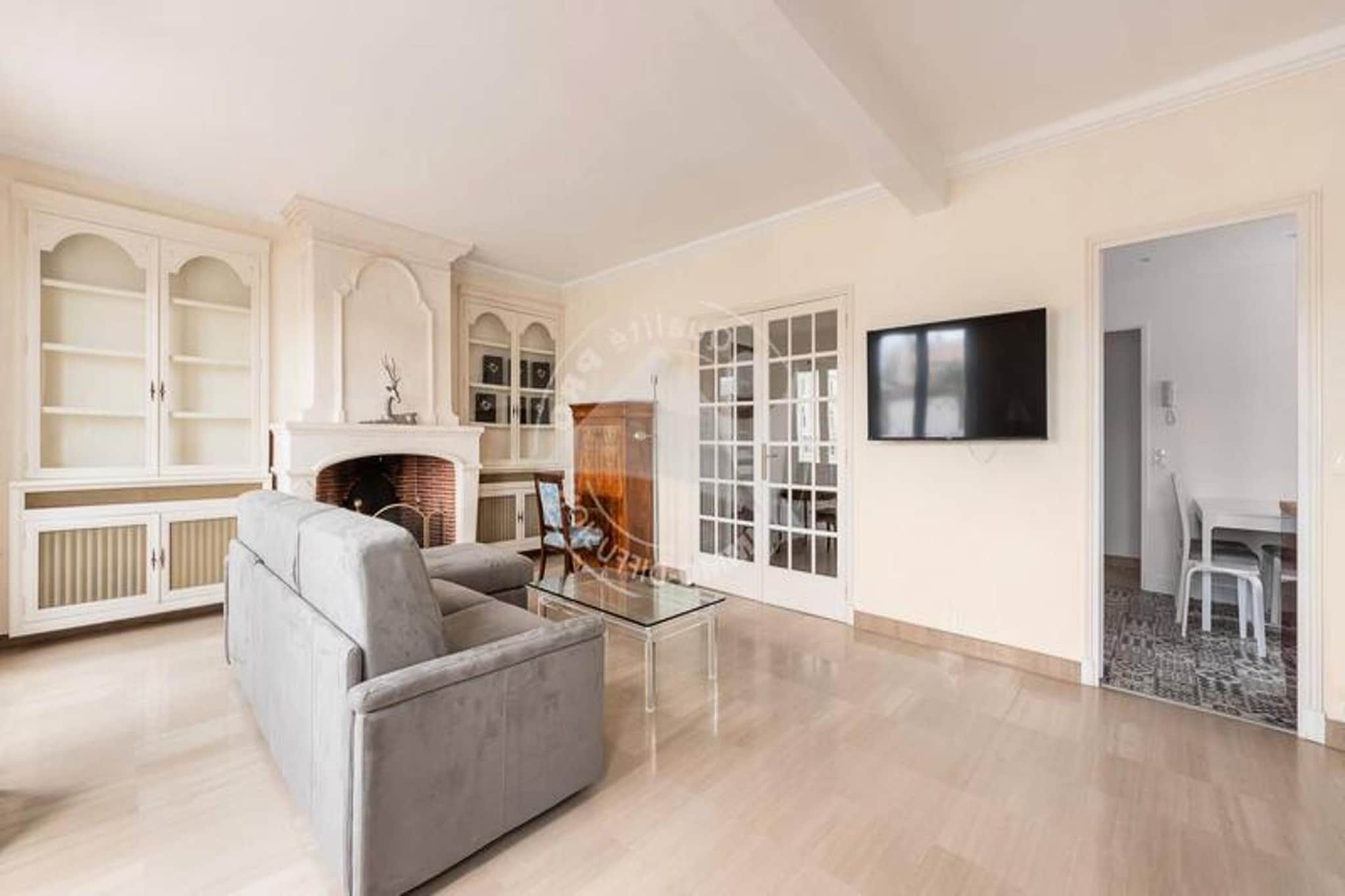 This beautifully renovated 93m² apartment, located on the first floor of a mansion, comfortably accommodates up to 6 people. It features two spacious air-conditioned bedrooms, each furnished with a 180 cm double bed and a television. The bright living room of 40m² offers a 140 cm sofa bed, air conditioning, and a television, ensuring relaxation after a day of exploring. The property is pet-free, creating a serene and hygienic space for all guests. The apartment opens onto a long balcony, offering a lovely view of the canal, ideal for enjoying morning coffee or evening sunsets.
Nestled in the heart of the city center, the apartment is only 20 meters from the beach, making it an ideal base for beach lovers. The vibrant atmosphere of Grau du Roi provides a range of attractions, including nearby cafes, markets, and a variety of entertainment options. The picturesque Quay and Canal offer a peaceful ambiance, perfect for leisurely strolls. The surrounding area also boasts a variety of local shops and tourist sites, making it a great spot for sightseeing and relaxation.
The apartment comes equipped with a fully functional kitchen, including modern appliances such as a microwave, oven, hob, dishwasher, fridge/freezer, and washing machine. The bathroom features a shower, while a separate toilet adds convenience. These thoughtful amenities ensure a comfortable and enjoyable stay, whether for a short getaway or a longer stay in this charming coastal destination.