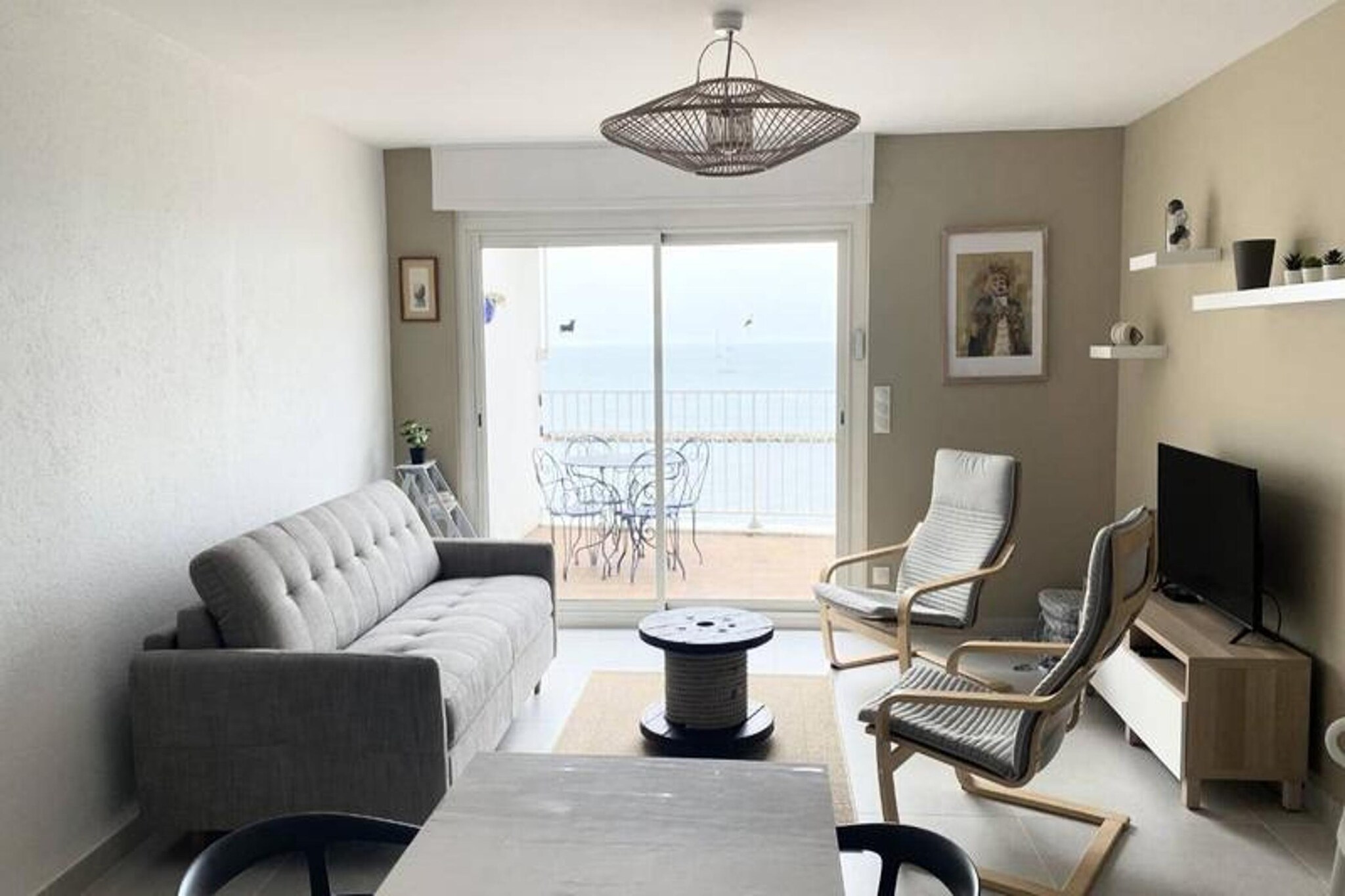 This charming 65m² apartment, located on the 5th and top floor of a building with an elevator, offers a luxurious stay for up to 6 guests. It includes a spacious living room with a 140 cm sofa bed, TV, air conditioning, and Wi-Fi, perfect for relaxation. Two bedrooms are provided: one with a 160 cm double bed, and the other with two 90 cm single beds. Both rooms are air-conditioned and feature mosquito nets for comfort. The apartment is pet-free, ensuring a clean and serene environment for all guests.
Situated in the heart of the city center, this apartment boasts a prime location just steps away from the beach. It is conveniently surrounded by a variety of local shops, cafes, and water activity providers, offering endless opportunities for enjoyment. The vibrant atmosphere of the area invites guests to explore the surrounding markets, dine at local restaurants, and experience the charming coastal town of Grau du Roi. The apartment also offers stunning sea views from its terrace, making it an ideal spot for unwinding.
The fully equipped kitchen includes modern amenities such as a dishwasher, microwave, fridge/freezer, and oven, ensuring a convenient cooking experience. A bathroom with a washing machine and a separate toilet add to the comfort and functionality of the space. Guests can enjoy a meal on the 12m² terrace with outdoor furniture, electric plancha, and awning, all while taking in the breathtaking view of the sea and the Grau du Roi bay.