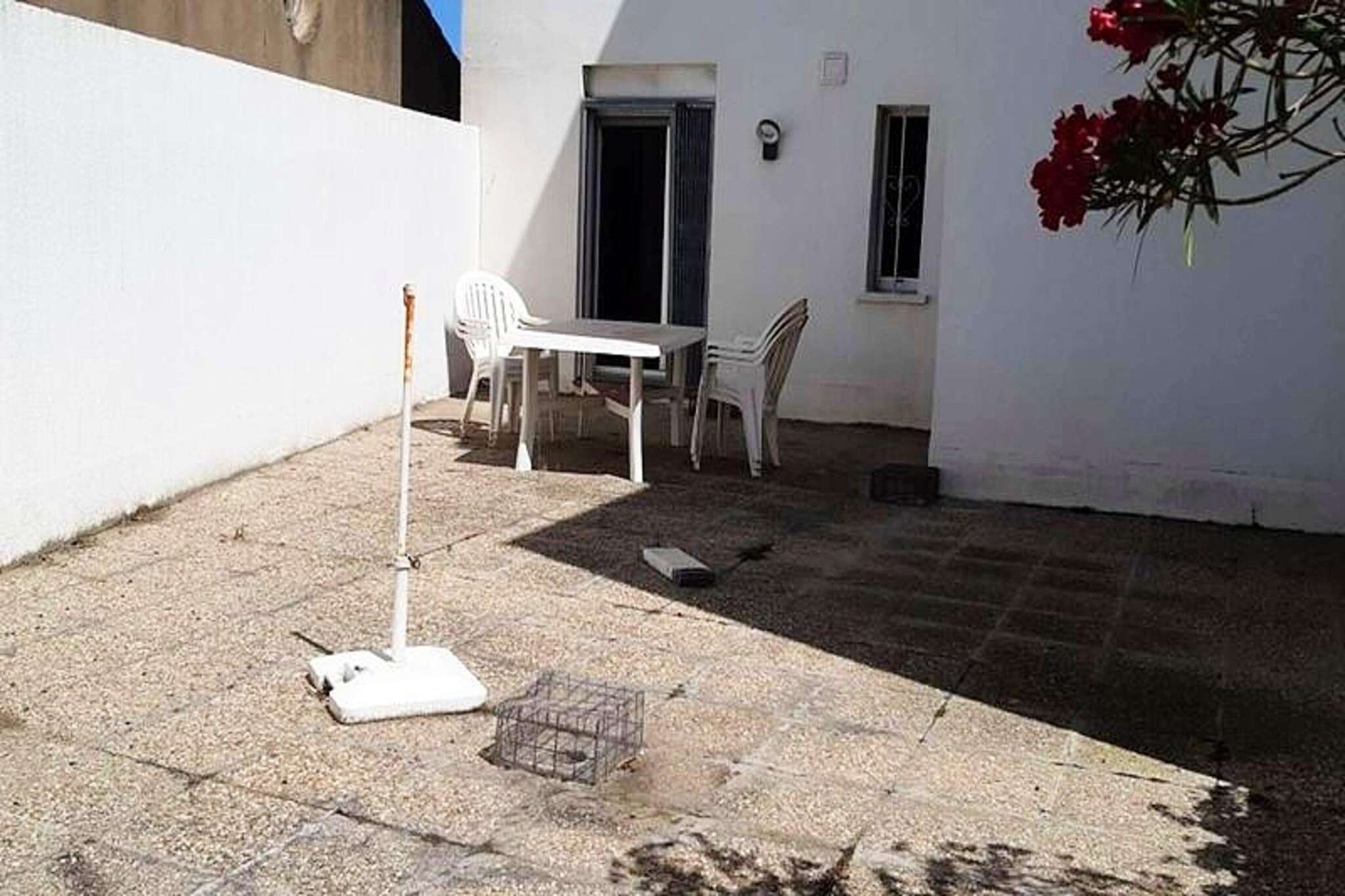 This charming P4 apartment is located on the ground floor, just 450 meters from the Town Center and offers a prime beachfront location, making it ideal for a coastal getaway. It accommodates up to 7 people with three comfortable bedrooms: Bedroom 1 and Bedroom 2 both feature 140 cm double beds, while Bedroom 3 includes a bunk bed and a pull-out bed, perfect for families or groups. The apartment is equipped with a fan and TV in the living room, creating a cozy atmosphere. The property is pet-free and includes a private underground parking space for added convenience.
Located just steps away from the beach, this apartment offers easy access to a variety of nearby attractions. The Town Center, with its range of cafes, shops, and markets, is only 450 meters away, making it a perfect spot for visitors looking to explore local culture and enjoy the coastal scenery. The area is well-known for its vibrant atmosphere, with plenty of opportunities for dining, shopping, and leisure activities.
The apartment boasts an open, fully equipped kitchen with an oven, fridge/freezer, washing machine, microwave, and dishwasher, ideal for preparing meals during your stay. The bathroom is separate from the toilet, and the spacious terrace provides a stunning sea view, perfect for enjoying outdoor meals or relaxing. The apartment is located in a secure residence with an interior courtyard, ensuring privacy and comfort during your stay.