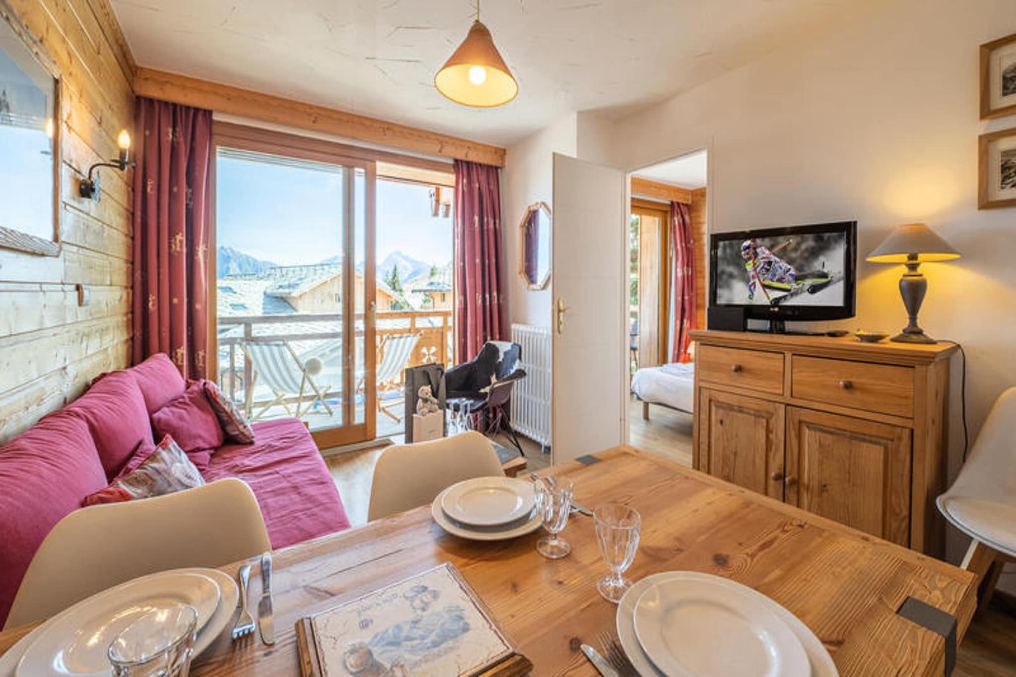 This cozy chalet is ideal for a stay in the heart of Alpe d'Huez, offering comfortable accommodation for families or small groups. It features a double bedroom with a south-facing balcony, a mountain corner with two wooden bunk beds, and a bathroom with a double sink and shower. The property is pet-friendly, allowing your furry companions to join in the adventure. The beds are made upon arrival, and linens, including sheets and towels, are provided. A deposit is required, and heating ensures a comfortable stay in the chalet.
Conveniently located just 50 meters from Avenue des Jeux, this chalet is in the vibrant center of Alpe d'Huez. Here, you'll find a variety of shops, restaurants, and leisure activities to enjoy throughout your stay. The ski slopes are just 150 meters away, accessible via the nearby Rif Nel slope, offering quick and easy access to the resort’s renowned ski areas. The surrounding area also offers other attractions, cafes, and local markets to explore.
The chalet includes a separate, fully equipped kitchen, ideal for preparing meals. The living room offers a dining area and lounge space to unwind after a day on the slopes. The bathroom is equipped with modern fixtures, including a double sink and shower. Additional services such as bathroom products and end-of-stay cleaning (excluding the kitchen) are provided. Regular cleaning is available on request for an extra charge.
