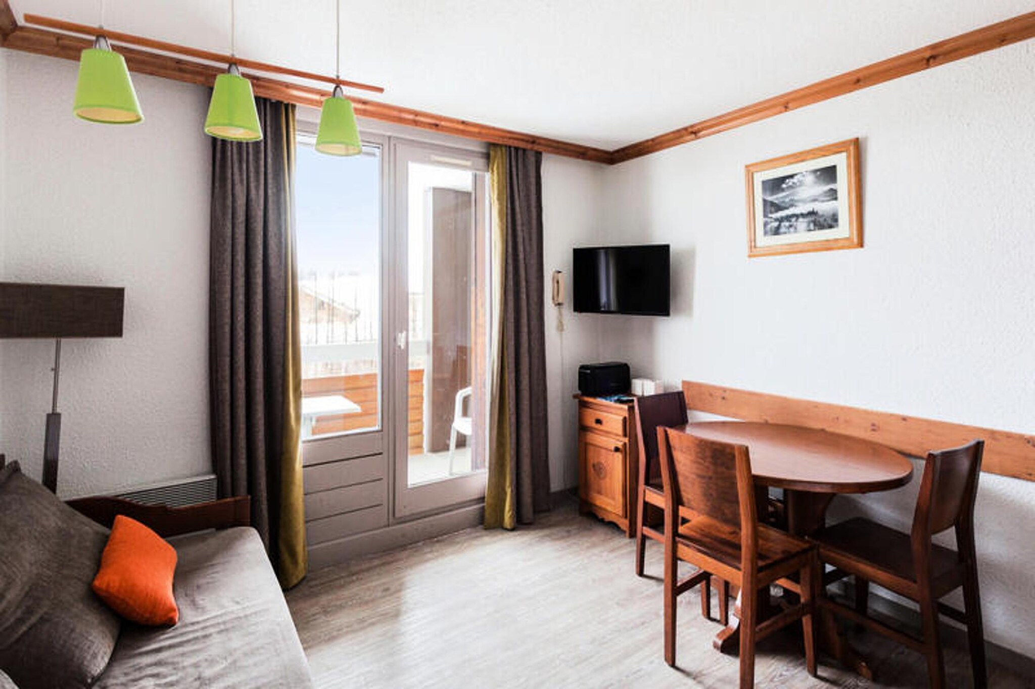 This charming studio apartment is designed to comfortably accommodate up to 4 guests. The space includes a cozy living room, a cabin area, and a well-maintained bathroom with a separate toilet. Pets are welcome with additional charges, and bed linen and towels are available at an extra cost. Guests can enjoy the convenience of Wi-Fi access for an additional fee and can also opt for daily cleaning services. The property offers a maintenance kit for your convenience and is equipped with essential amenities to ensure a pleasant stay.

Located less than 100 meters from the shopping center, this apartment is the perfect base for enjoying both the vibrant resort and its stunning natural surroundings. With quick access to hiking trails and the majestic peaks of the Oisans Massif, adventure enthusiasts and families alike will appreciate the variety of outdoor activities available. The Famille Plus-certified resort also offers easy access to cafes, markets, and restaurants, making it ideal for those who love both nature and local culture.

The apartment features a fully equipped kitchen, allowing guests to prepare their own meals with ease. The bathroom is well-appointed, and a separate toilet ensures added comfort. Guests can relax by the outdoor swimming pool, open daily from 4 p.m. to 7:30 p.m., or unwind in the on-site sauna (available for a fee). Free outdoor parking is available, or guests can opt for the covered Bergers car park for an additional charge.