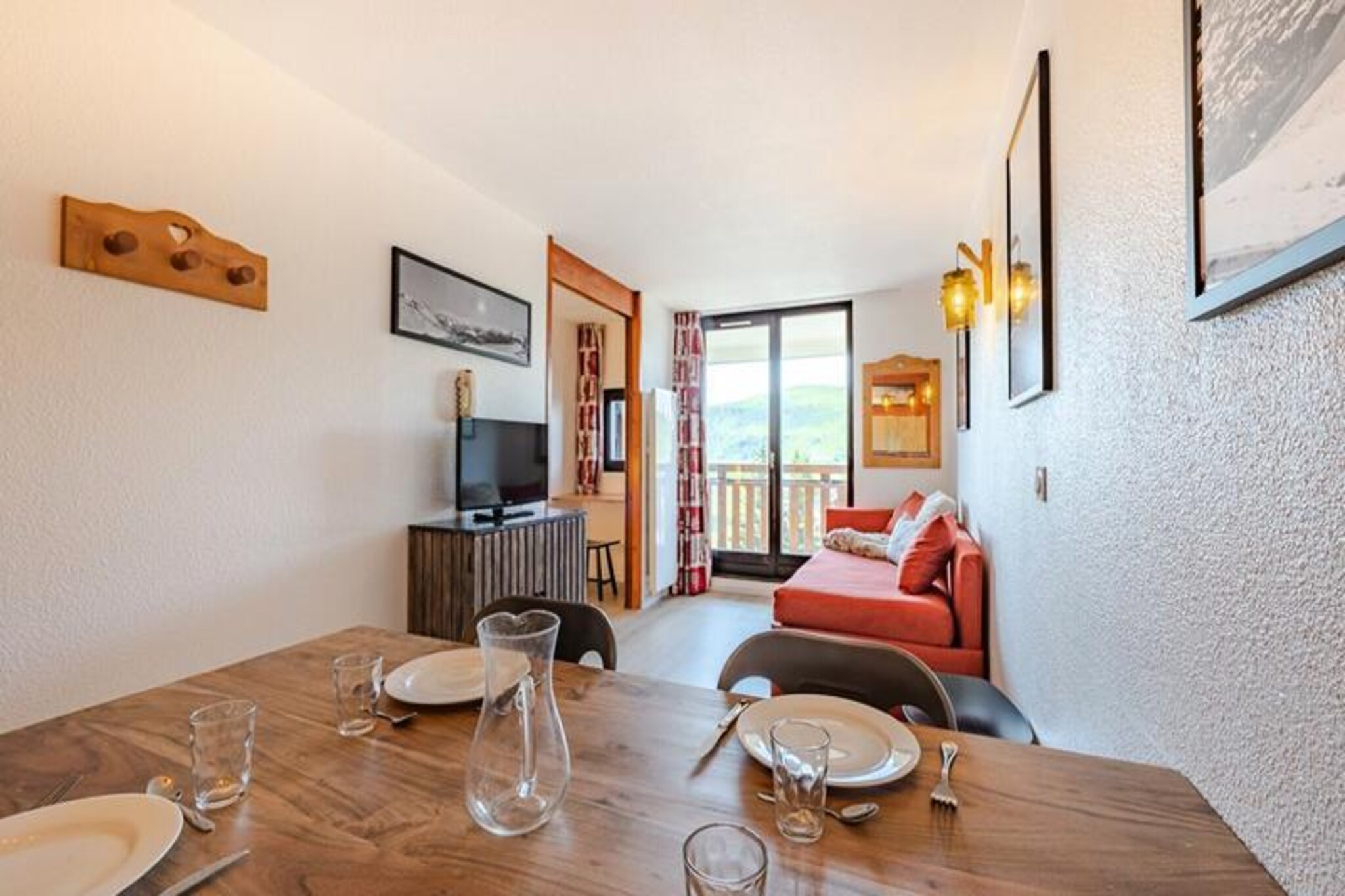 This cozy 32m² apartment on the fifth floor offers a delightful retreat with unobstructed views of the mountains, golf course, and tennis courts. It features a bedroom with chaise longue-style trundle beds for two, a cabin area with two bunk beds, and a living room with another set of chaise longue-style trundle beds, ensuring ample space for up to six guests. The apartment is pet-free, maintaining a clean and allergy-friendly environment. Please note that bed linen, towels, and end-of-stay cleaning services are not included, allowing guests to personalize their experience.

Situated at the foot of the slopes, this apartment boasts an unbeatable location near ski lifts, the ESF (French Ski School), and various recreational facilities. Whether you’re hitting the slopes or enjoying nearby attractions, such as local cafes, bustling markets, and shops, this property is perfectly positioned to enhance your alpine getaway. The balcony’s south-west exposure provides a serene spot to soak in the panoramic mountain views.

The apartment comes fully equipped with modern amenities to ensure a comfortable stay. The kitchen includes a microwave, dishwasher, and ceramic hob for convenient meal preparation. The bathroom features a bathtub, towel dryer, and a separate WC for added privacy. Additionally, a secure ski closet keeps your equipment safe, making it the perfect base for an active and relaxing holiday in the mountains.