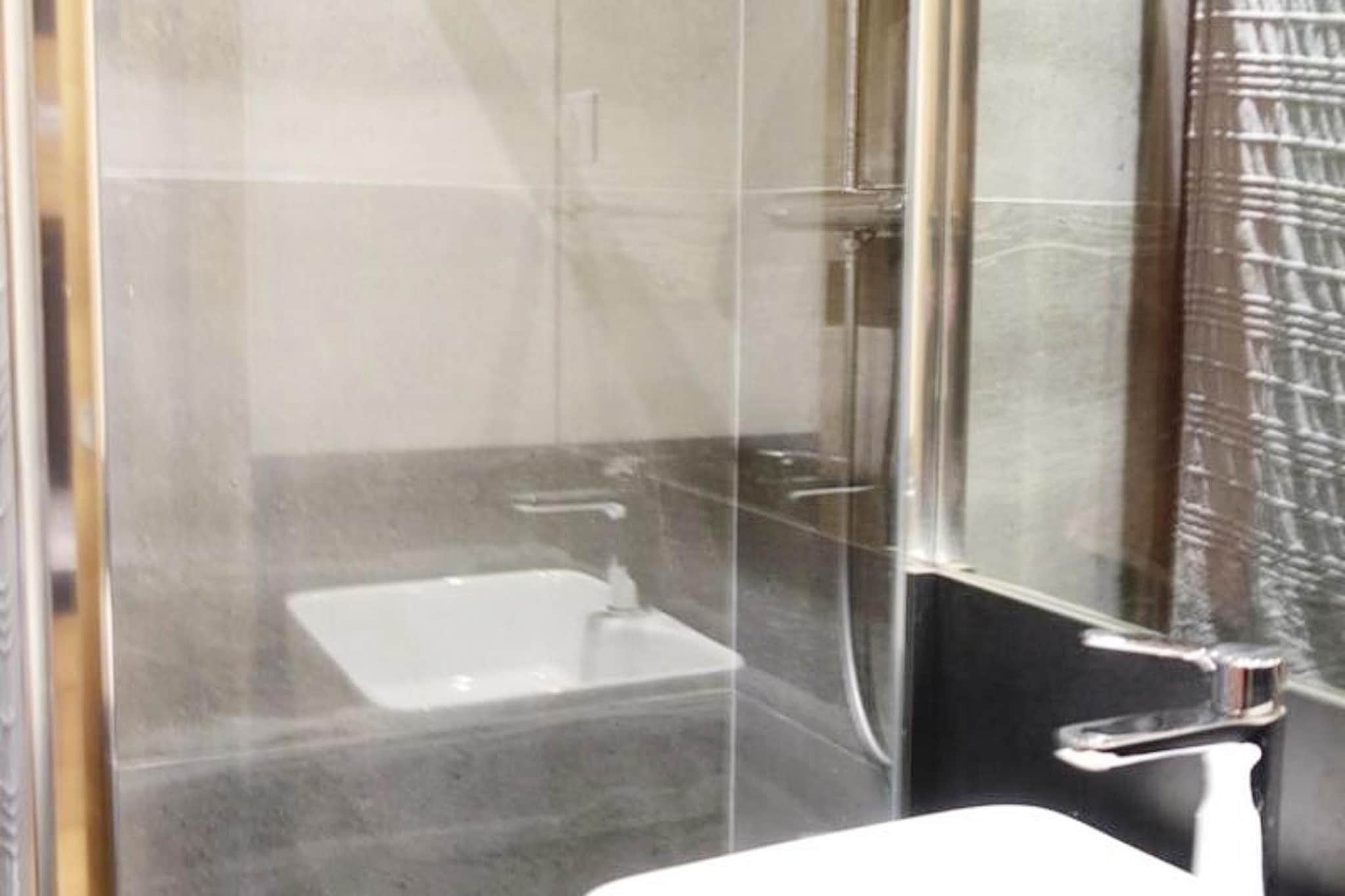 Résidence Menandiere-Bathroom