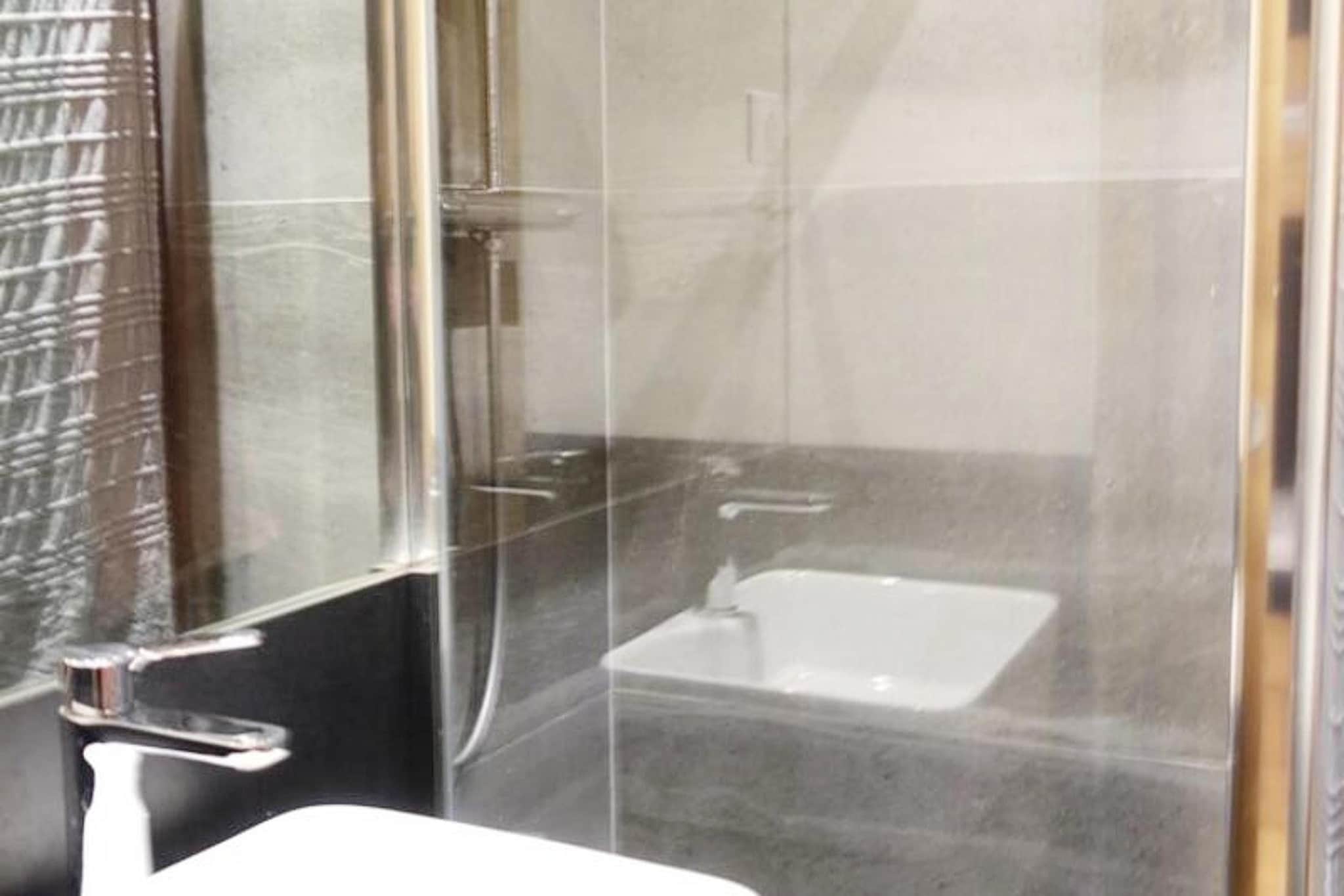 Résidence Menandiere-Bathroom