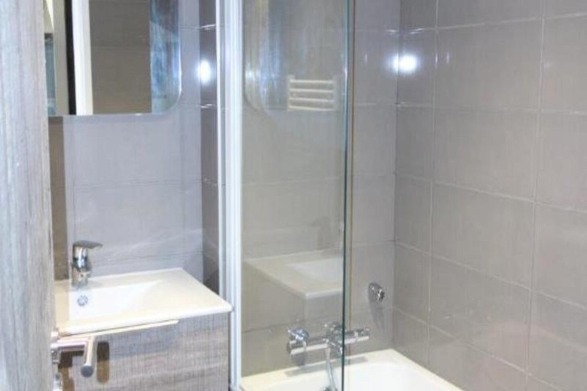This renovated 32m² studio apartment offers a cozy and functional space for up to six guests. The habitable hall and mountain corner are furnished with two sets of bunk beds (each accommodating two people). The living room features a comfortable sofa bed (140 cm) and a TV for relaxing after an active day. The property is not pet-friendly, ensuring a peaceful and allergy-free environment for guests.

Located at the top of the station, the apartment is perfectly positioned at the slopes' roundabout, making it ideal for skiing enthusiasts. It is also within close proximity to shops, cafes, and other amenities, allowing for easy access to supplies and refreshments. Guests can enjoy a beautiful view from the apartment, adding a scenic touch to the overall experience.

The studio is equipped with a well-appointed kitchen, including a GM refrigerator, oven, induction hob, and dishwasher, so you can prepare meals during your stay. The bathroom features a bathtub, with a separate toilet for added convenience. The apartment also offers an eastern-facing balcony (3.95 m²) where you can enjoy the outdoors. Additional amenities include a covered parking space, ski locker, and garage (No. 4). Bed linen, towels, and end-of-stay cleaning are not included.


