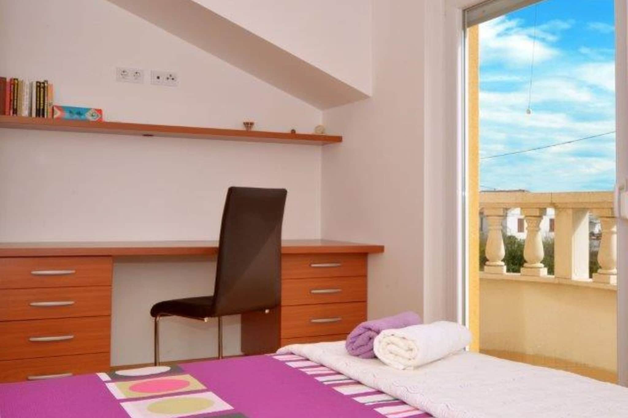 Bright Kaštela Apartment with Balcony and Private Parking - Two Bedroom Apartment-Chambre