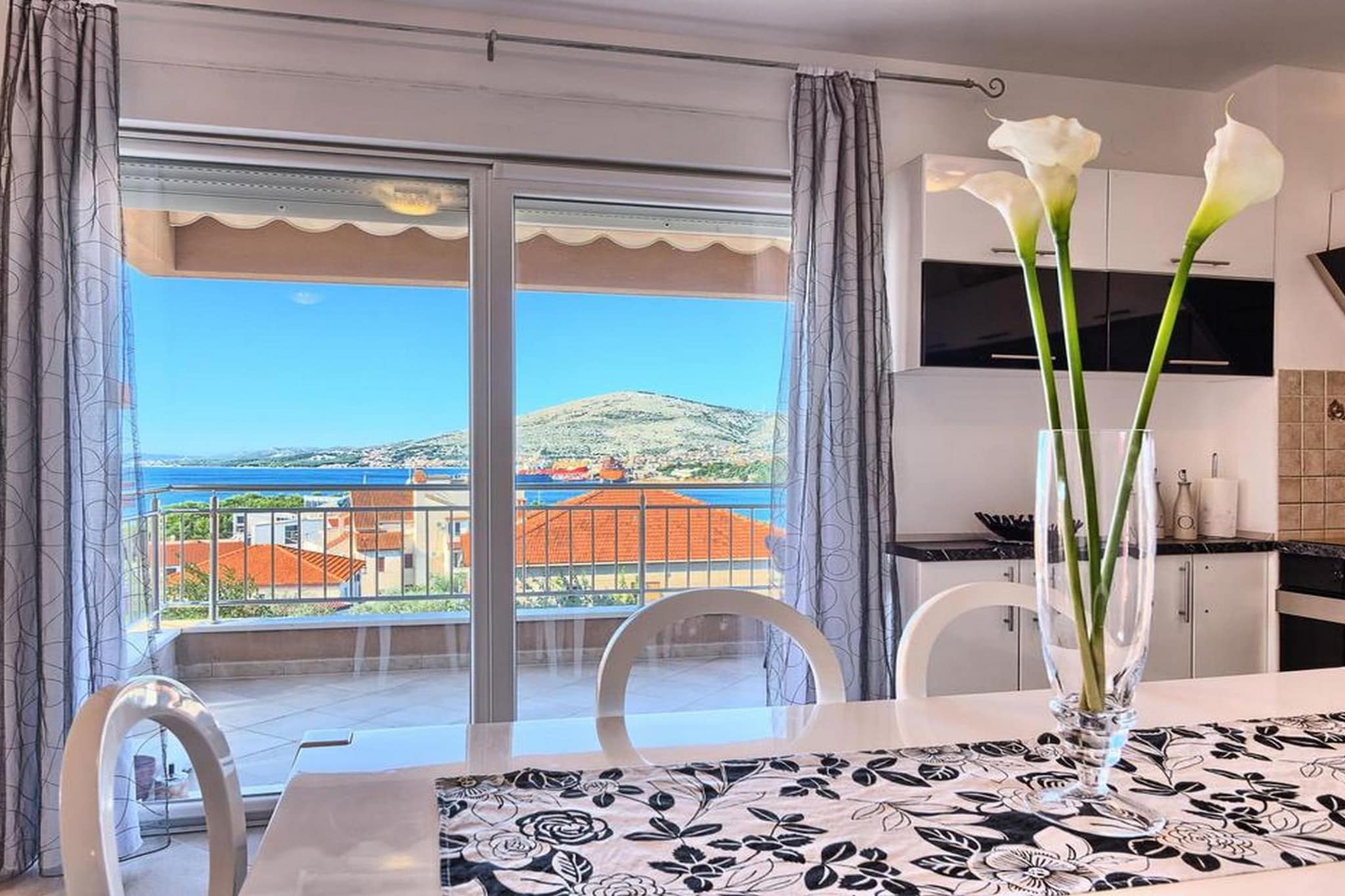 Luxury Apartment Okrug Gornji with Sea View and Pool - Three Bedroom Apartment with Sea View and Pool-Indoor