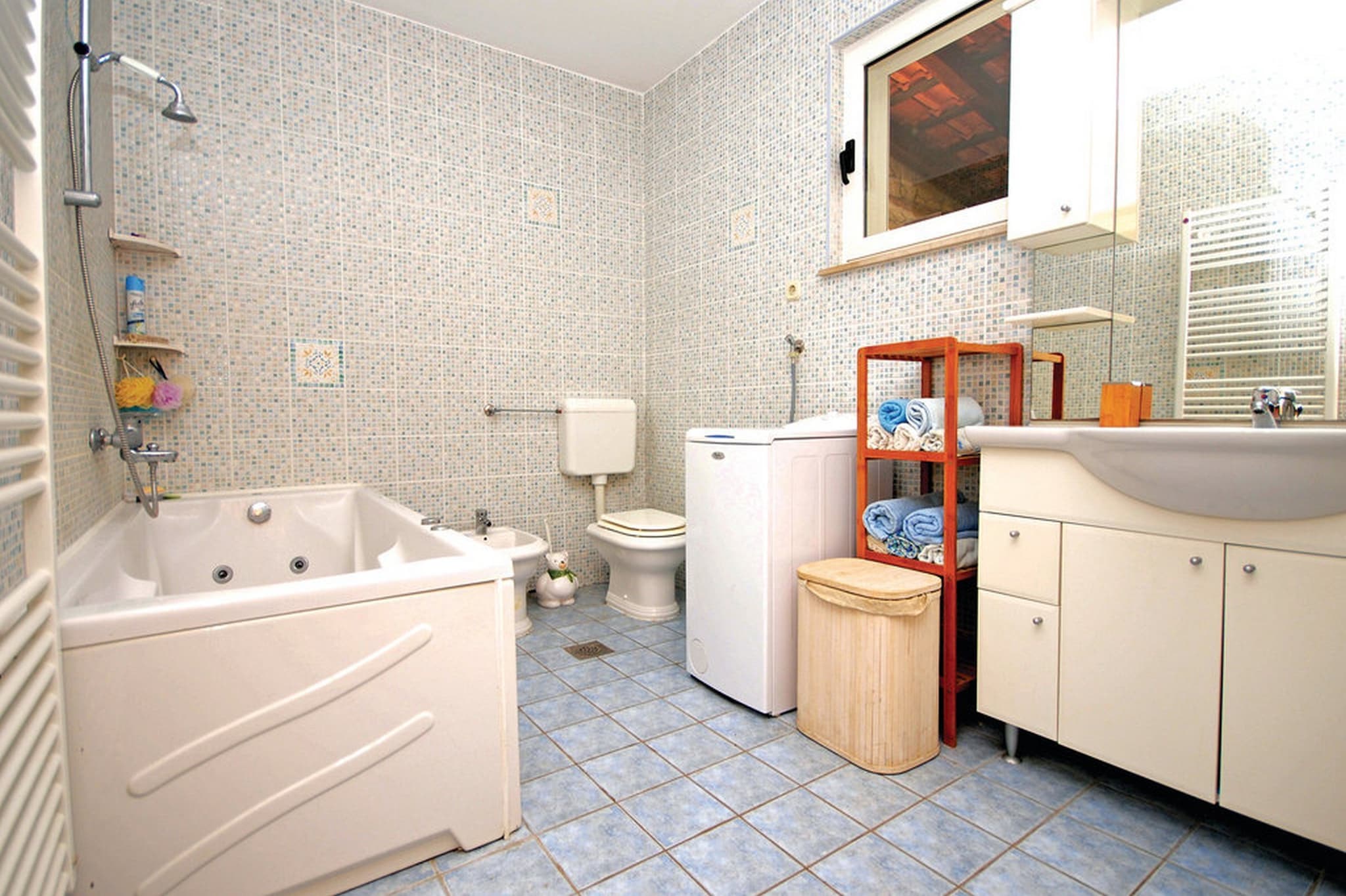 Picturesque Escape Holiday Home with Pool and Sauna - Four Bedroom Holiday Home with Sauna and Pool-Bathroom