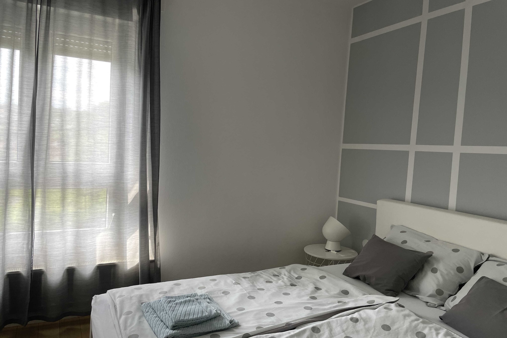 Modern & Charming - Free Private Parking - One Bedroom Apartment-Binnen
