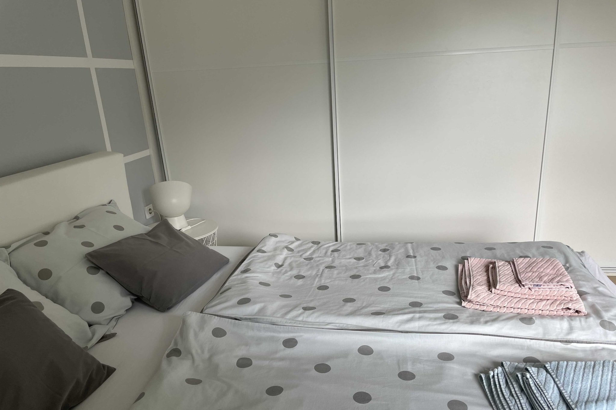 Modern & Charming - Free Private Parking - One Bedroom Apartment-Binnen