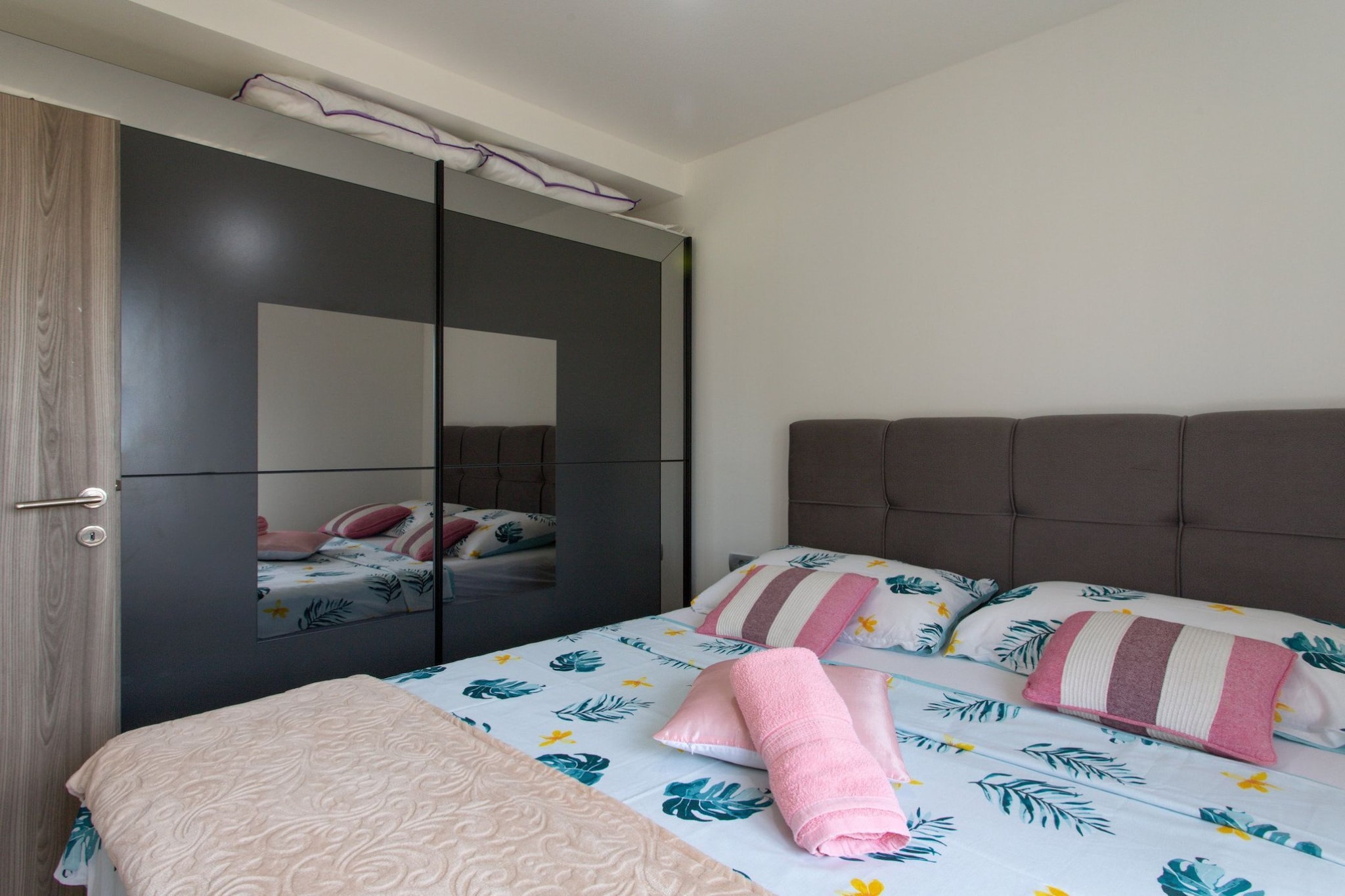 Trendy and Chic Apartment with Terrace and Private Garden - One Bedroom Apartment-Chambre