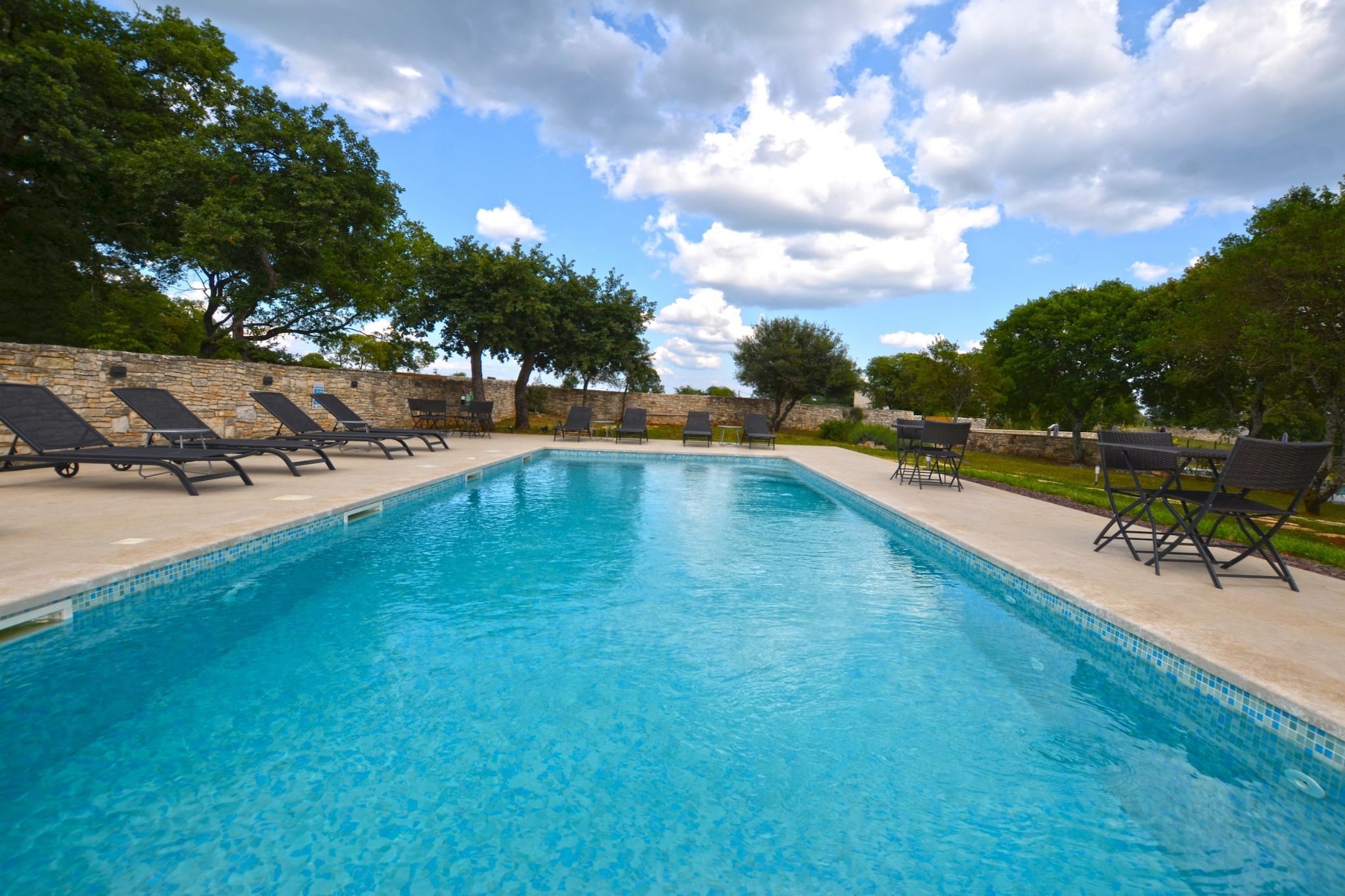 Tranquil Getaway with Shared Pool in Bale - One Bedroom Apartment-Schwimmbad