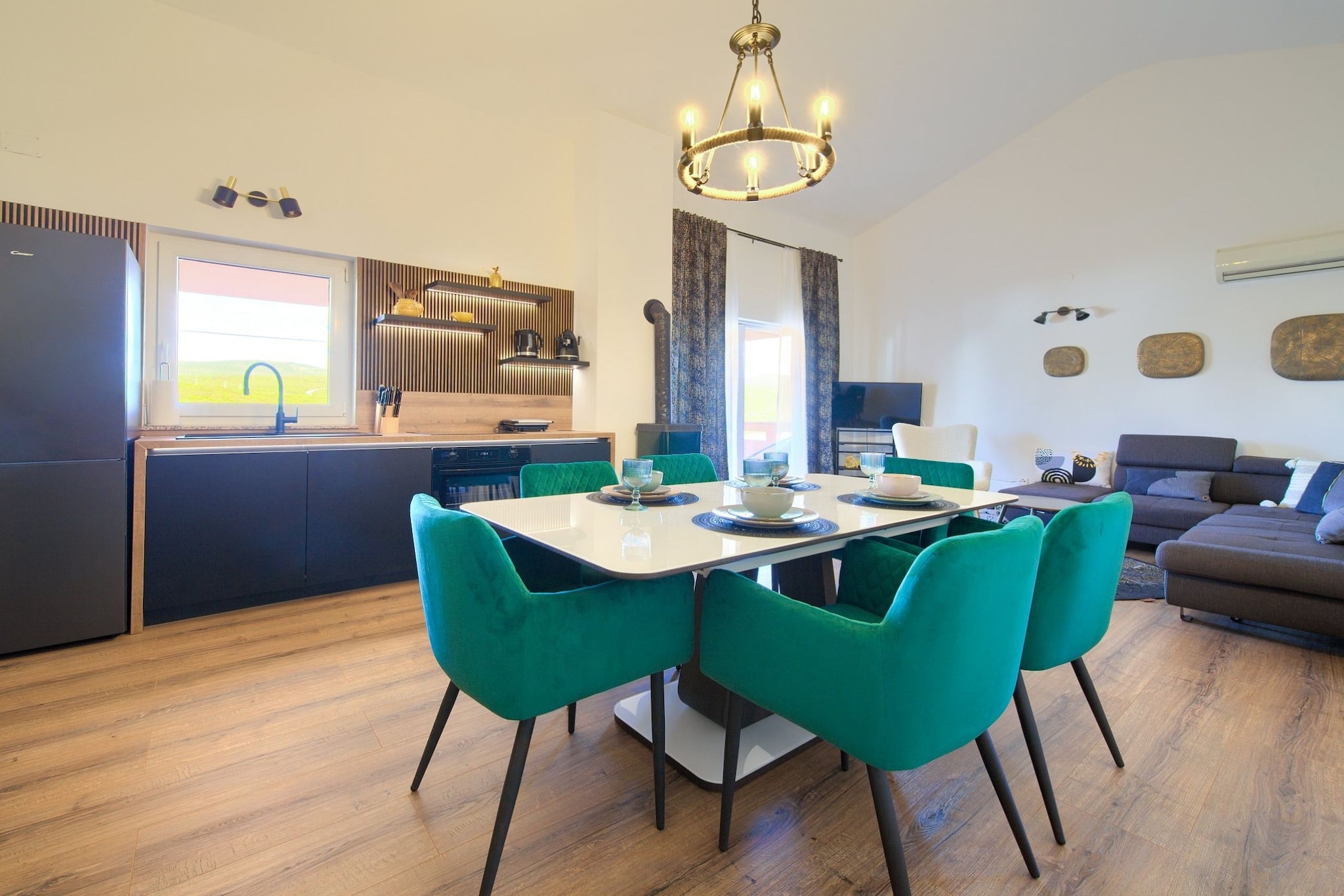 Elegant and Vibrant Apartment with Terrace and Sea View - Two Bedroom Apartment with Terrace and Sea View-Esszimmer