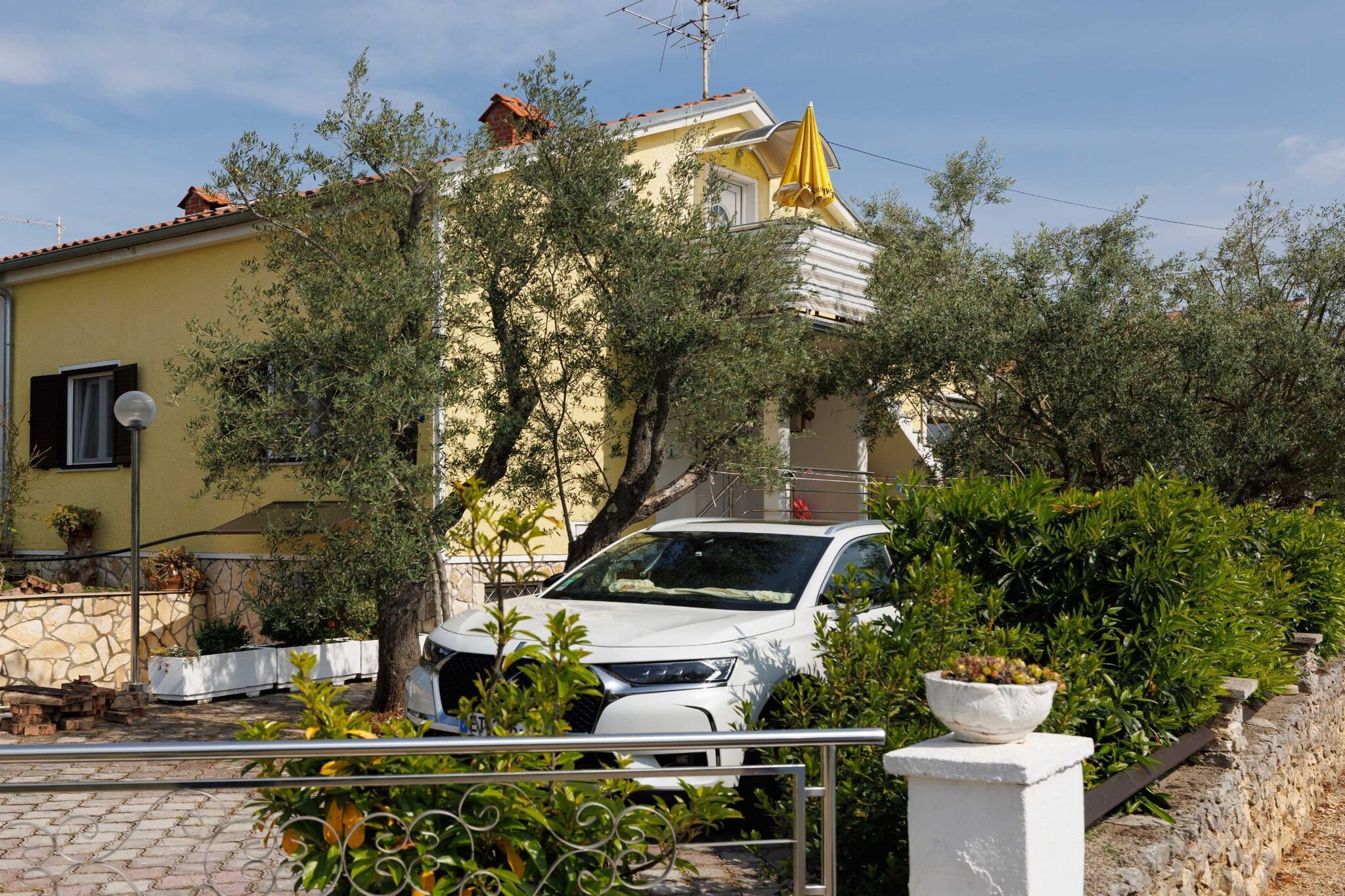 Classic and Trendy Apartment with Terrace - Two Bedroom Apartment with Terrace-Buitenlucht