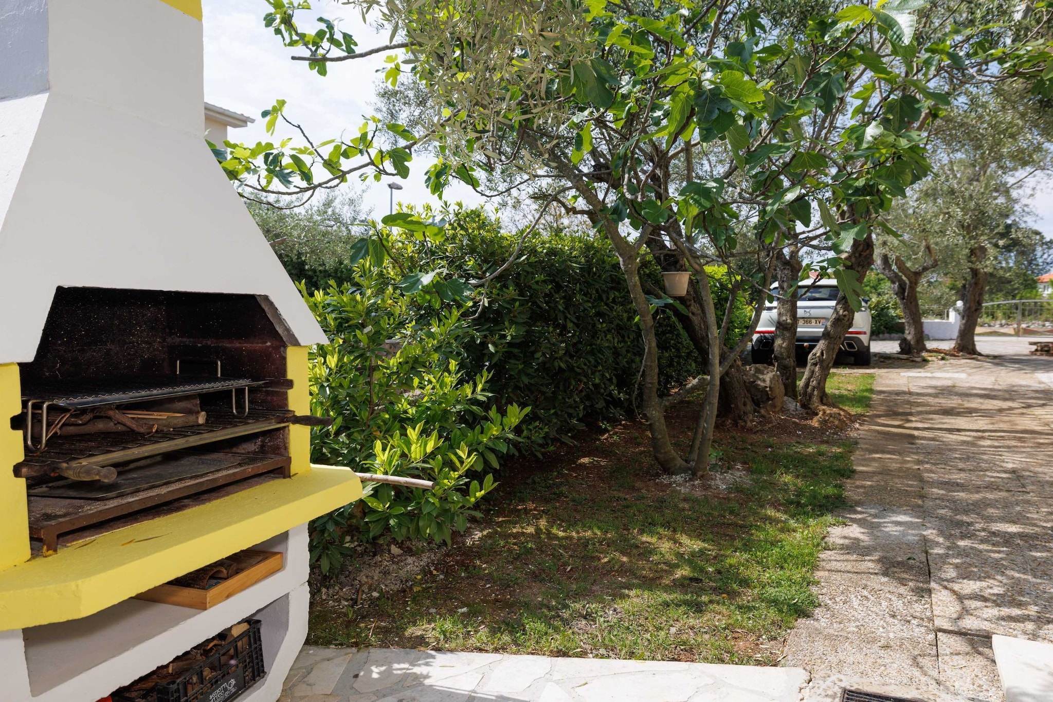 Classic and Trendy Apartment with Terrace - Two Bedroom Apartment with Terrace-Buitenlucht