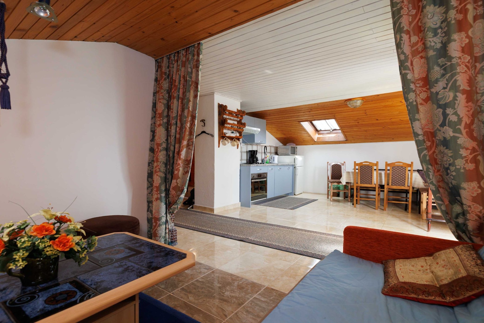 Classic and Trendy Apartment with Terrace - Two Bedroom Apartment with Terrace-Woonkamer