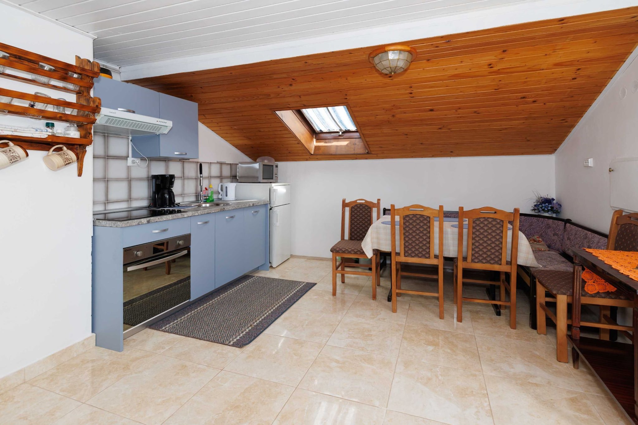 Classic and Trendy Apartment with Terrace - Two Bedroom Apartment with Terrace-Keuken