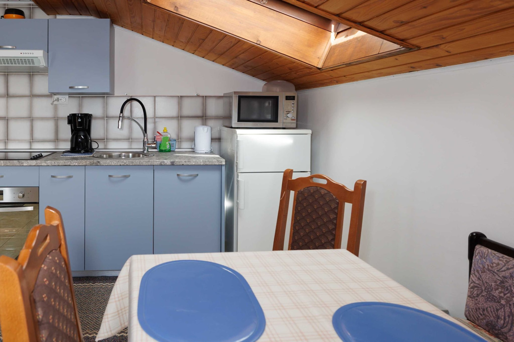 Classic and Trendy Apartment with Terrace - Two Bedroom Apartment with Terrace-Keuken