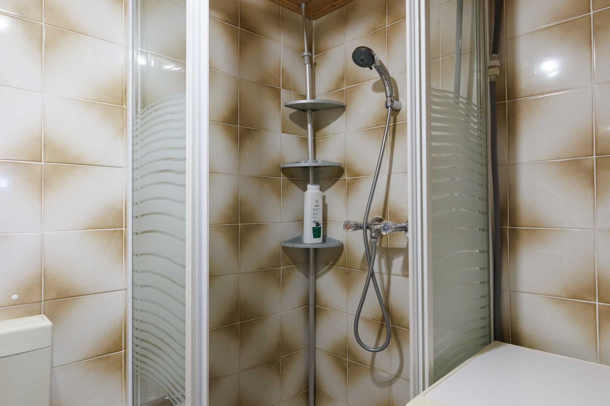 Classic and Trendy Apartment with Terrace - Two Bedroom Apartment with Terrace-Badkamer