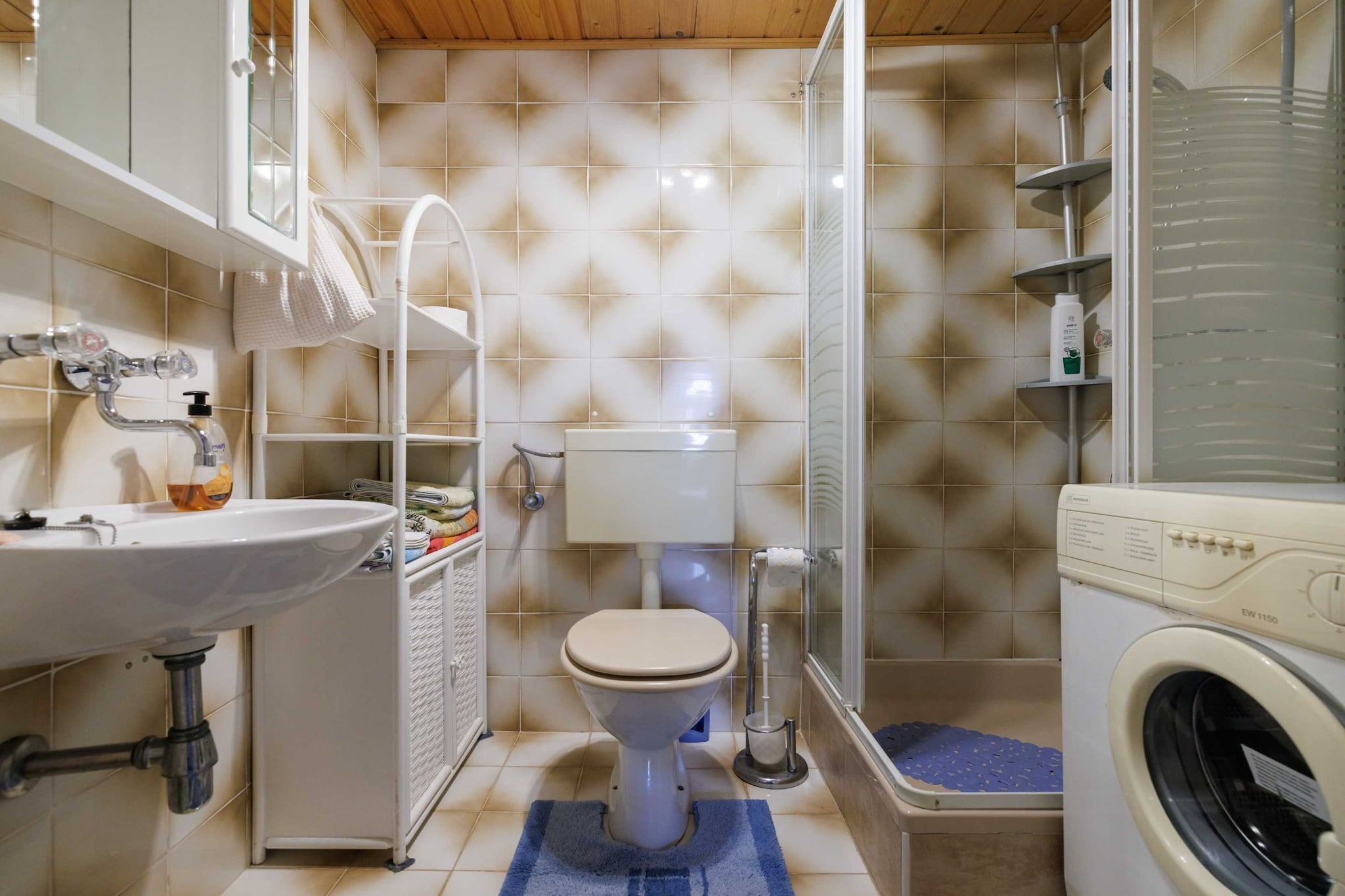 Classic and Trendy Apartment with Terrace - Two Bedroom Apartment with Terrace-Badkamer