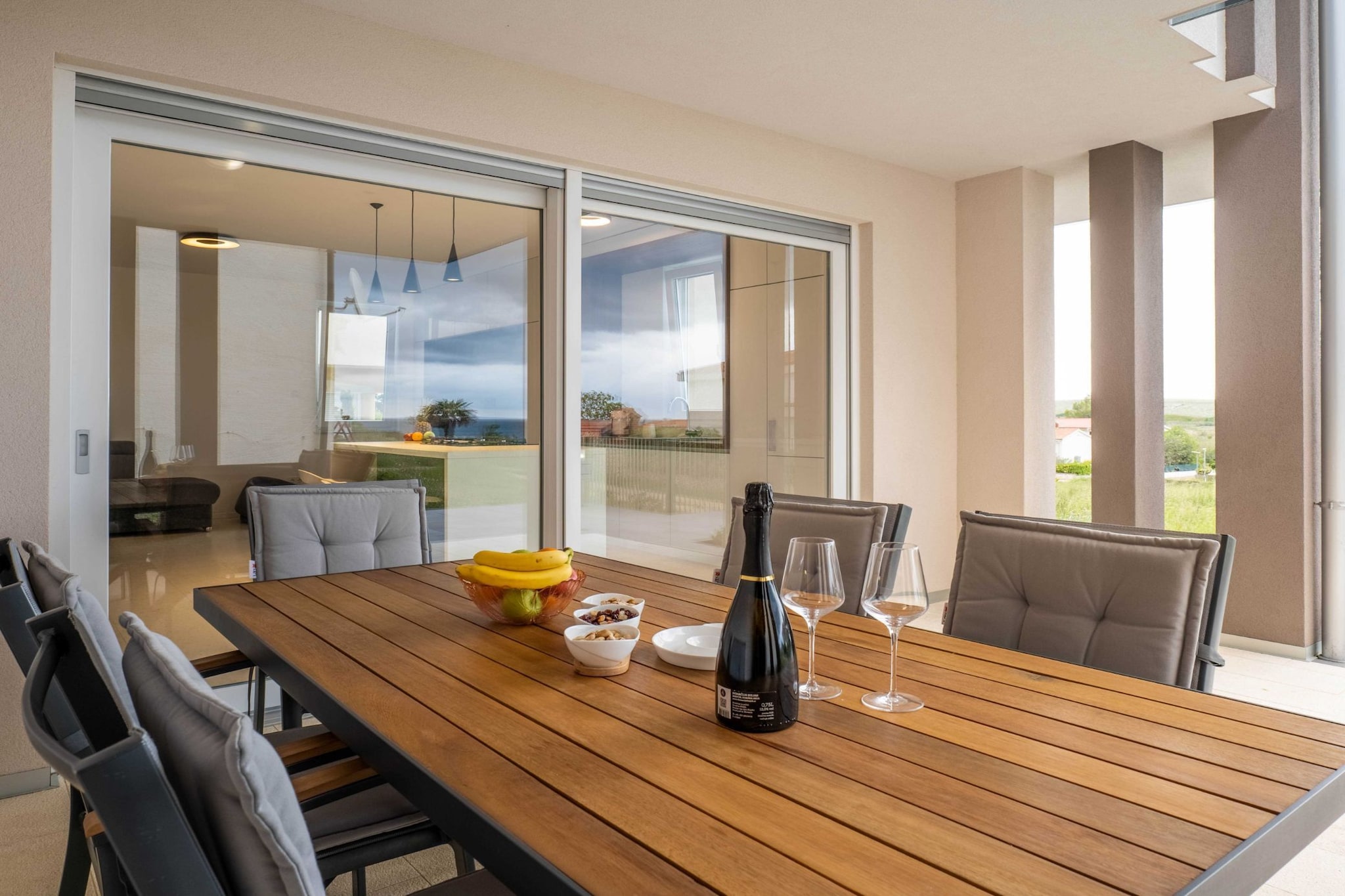 Spacious Povljana Apartment with Sea View and Terrace - Three Bedroom Apartment with Sea View and Balcony-Dining room