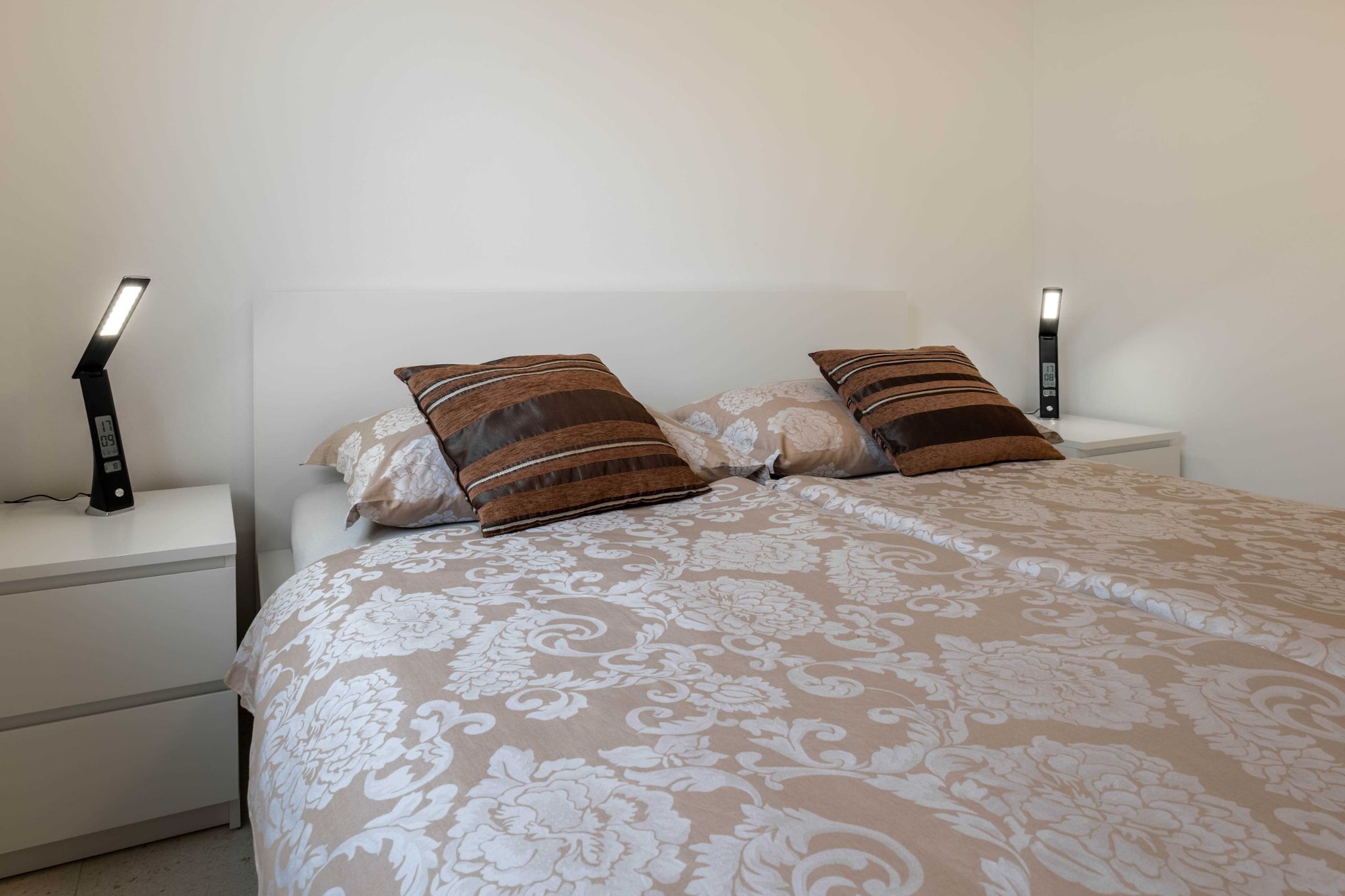 Spacious Povljana Apartment with Sea View and Terrace - Three Bedroom Apartment with Sea View and Balcony-Bedroom