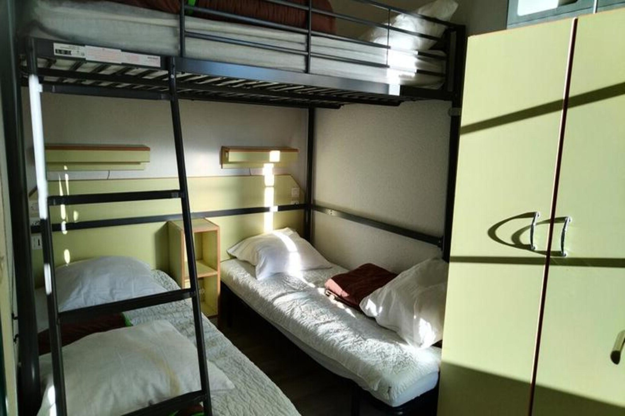 Elevator, Kitchen, bedroom, bathroom, TV, microwave, dishwasher, fridge, heating, dishes and cutlery