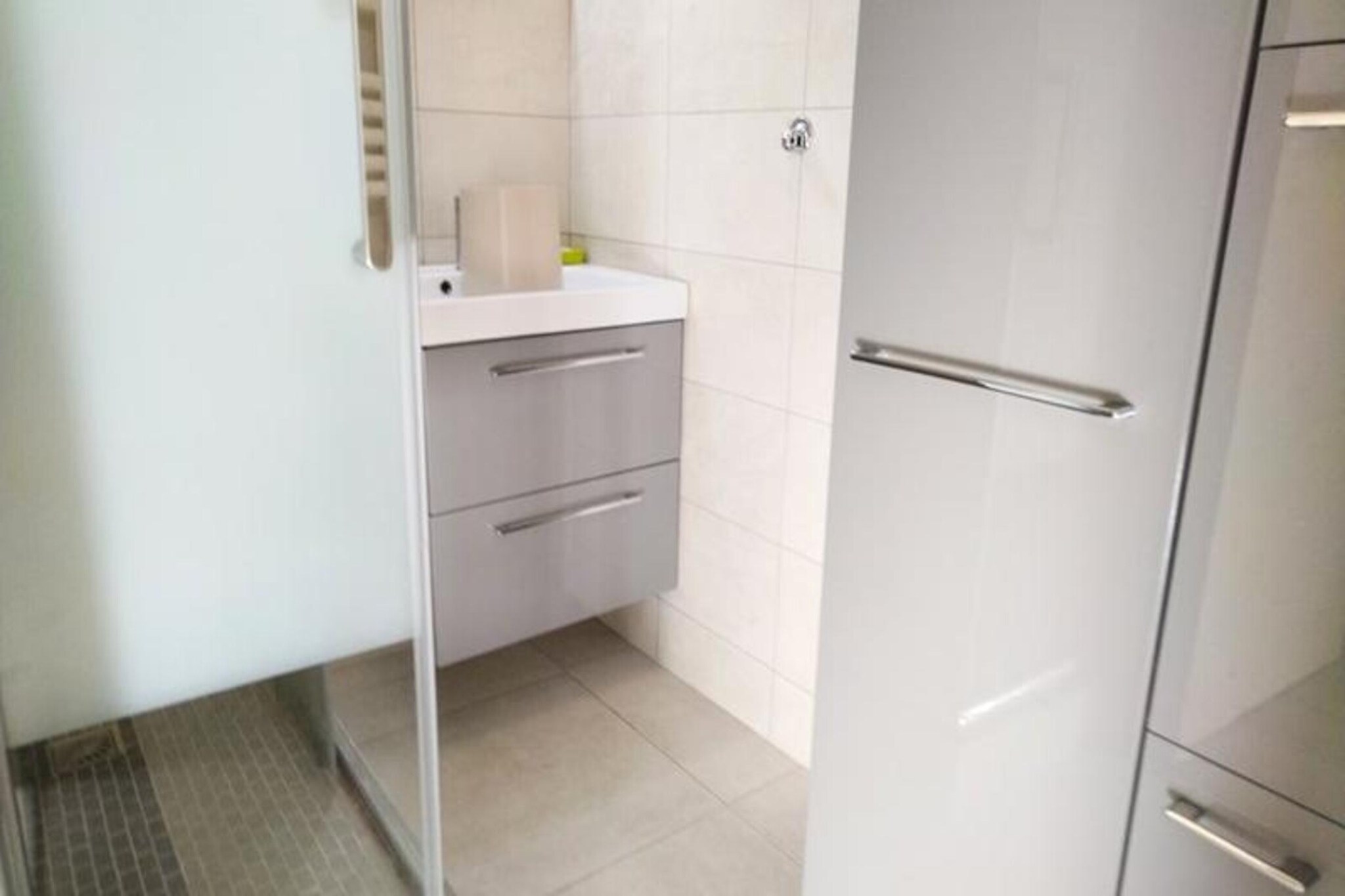 This charming T2 apartment offers comfortable accommodations for up to 5 guests, featuring a bedroom with two 80 cm beds and a 140 cm mezzanine bed. The living room is equipped with a 140 cm BZ sofa bed for additional sleeping space. The apartment is ideal for families or small groups seeking a cozy stay in the mountains. Please note that household linen is not provided, and pets are not mentioned as allowed.

Located with direct access to the ski slopes, this apartment offers a prime location for winter sports enthusiasts. The property provides easy access to the slopes, making it a great choice for ski lovers. Nearby, you’ll find local cafes, shops, and markets to stock up on supplies or enjoy a warm meal after a day of adventure. The surrounding area is perfect for skiing, snowboarding, and exploring the mountain scenery.

The apartment is equipped with a kitchenette that includes a dishwasher, electric hotplates, a microwave, and a top fridge, ideal for preparing meals during your stay. The bathroom features a recently renovated walk-in shower, providing comfort after a day on the slopes. A separate toilet adds convenience, and a ski locker is available to store your equipment safely. With heating included, this apartment offers a cozy and well-equipped space for a ski getaway.