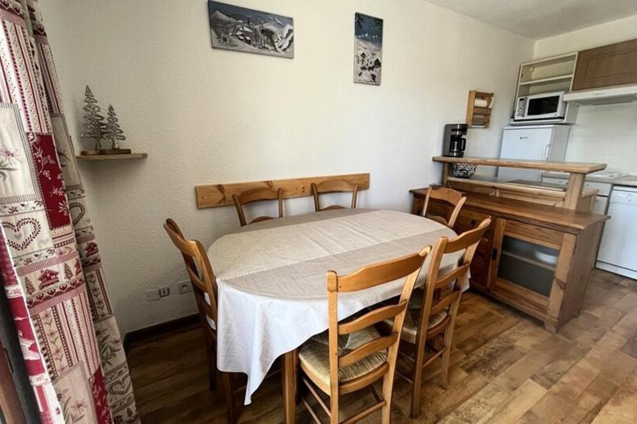 This charming T2 cabin is perfect for families or small groups, accommodating up to 6 people. The property includes a cozy bedroom with a 160cm bed, an independent cabin with 90cm bunk beds, and a living room with a 140cm convertible sofa. Please note that pets are not allowed, making it ideal for those seeking a peaceful stay. The apartment is equipped with heating to ensure comfort during your stay.

Conveniently located near all amenities, the apartment is just a short distance from the local chairlift, providing easy access to skiing and other outdoor activities. Nearby cafes and markets offer a variety of dining and shopping options, allowing you to experience the local culture and cuisine with ease. Whether you’re looking to relax or explore, the location offers everything you need.

The apartment features an equipped kitchenette with a 4-burner electric hob, refrigerator, microwave, traditional oven, dishwasher, and essential appliances like a filter coffee maker, kettle, toaster, and raclette. A washing machine adds convenience for longer stays. The bathroom and separate toilet offer additional comfort, while a cellar and a balcony provide extra storage space and a pleasant area to relax.