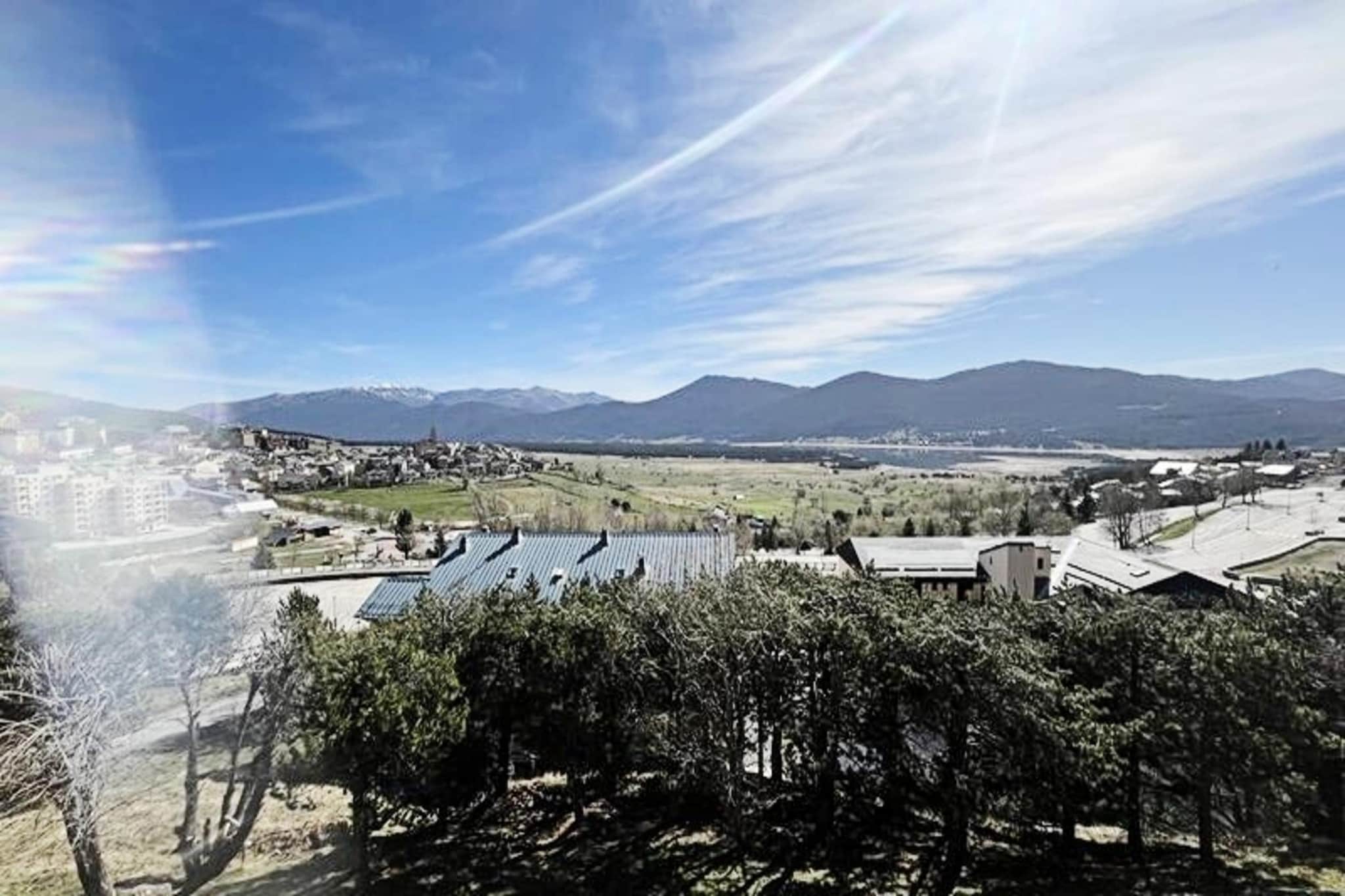 This cozy T2 apartment, designed for 4 guests, is situated right at the foot of the slopes, offering a beautiful view of Lake Matemale. The apartment features a comfortable living room with a 140 cm sofa bed, perfect for relaxing after a day of activities. The bedroom is equipped with a 140 cm bed, providing a restful sleep. Household linen is not provided, and pets are not allowed. The unit is heated for your comfort during the colder months.

Located just 20 meters from the cable cars and 200 meters from the Baliu chairlift, this apartment offers easy access to the slopes for skiing and snowboarding enthusiasts. It is also only 400 meters from the center, where you'll find shops, cafes, and local restaurants to explore. Additionally, the ANGLEO spa area is nearby, perfect for unwinding after an active day in the mountains.

The apartment features a well-equipped kitchenette with a fridge-freezer, electric hobs, a toaster, microwave, mini oven, raclette grill, kettle, Senseo coffee maker, filter coffee maker, and coffee grinder, allowing you to prepare meals with ease. The bathroom includes a toilet, and the apartment has a balcony with a table and chairs, offering stunning lake views. A ski locker and unnumbered residence parking are provided for added convenience.