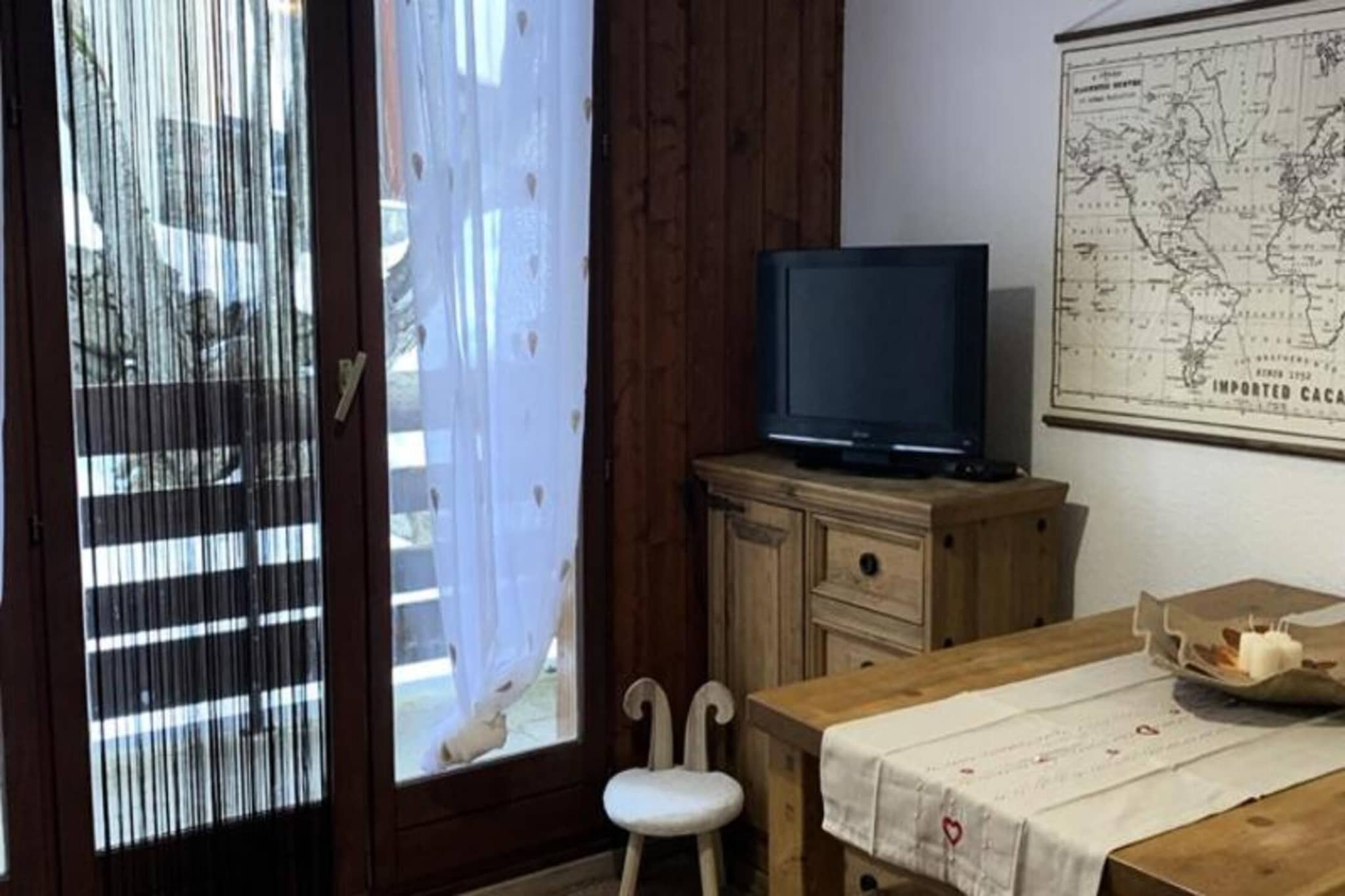 This charming studio cabin is perfect for 2 to 4 people, featuring a cozy sleeping arrangement with 90 cm bunk beds in the cabin area and a 140 cm convertible sofa in the living space. The apartment is designed for comfort and simplicity, providing a peaceful retreat after a day of outdoor activities. Household linen is not provided, and pets are not allowed, making it an ideal choice for guests looking for a quiet getaway.

Located in a convenient area, the apartment is within easy reach of nearby attractions, including ski slopes and hiking trails. The property is close to local cafes and markets, where guests can sample local specialties and shop for necessities. This makes it an excellent choice for those looking to experience both outdoor adventures and the local culture. The center and spa area are also within a short distance.

The apartment includes an equipped kitchenette with 2 electric hobs, a top fridge, microwave, and Senséo coffee maker, along with dishes and kitchen accessories to prepare your meals. The bathroom includes all necessary amenities, and a separate toilet ensures added convenience. Whether you're cooking your own meals or simply enjoying the space, this studio offers a comfortable and well-equipped base for your stay.