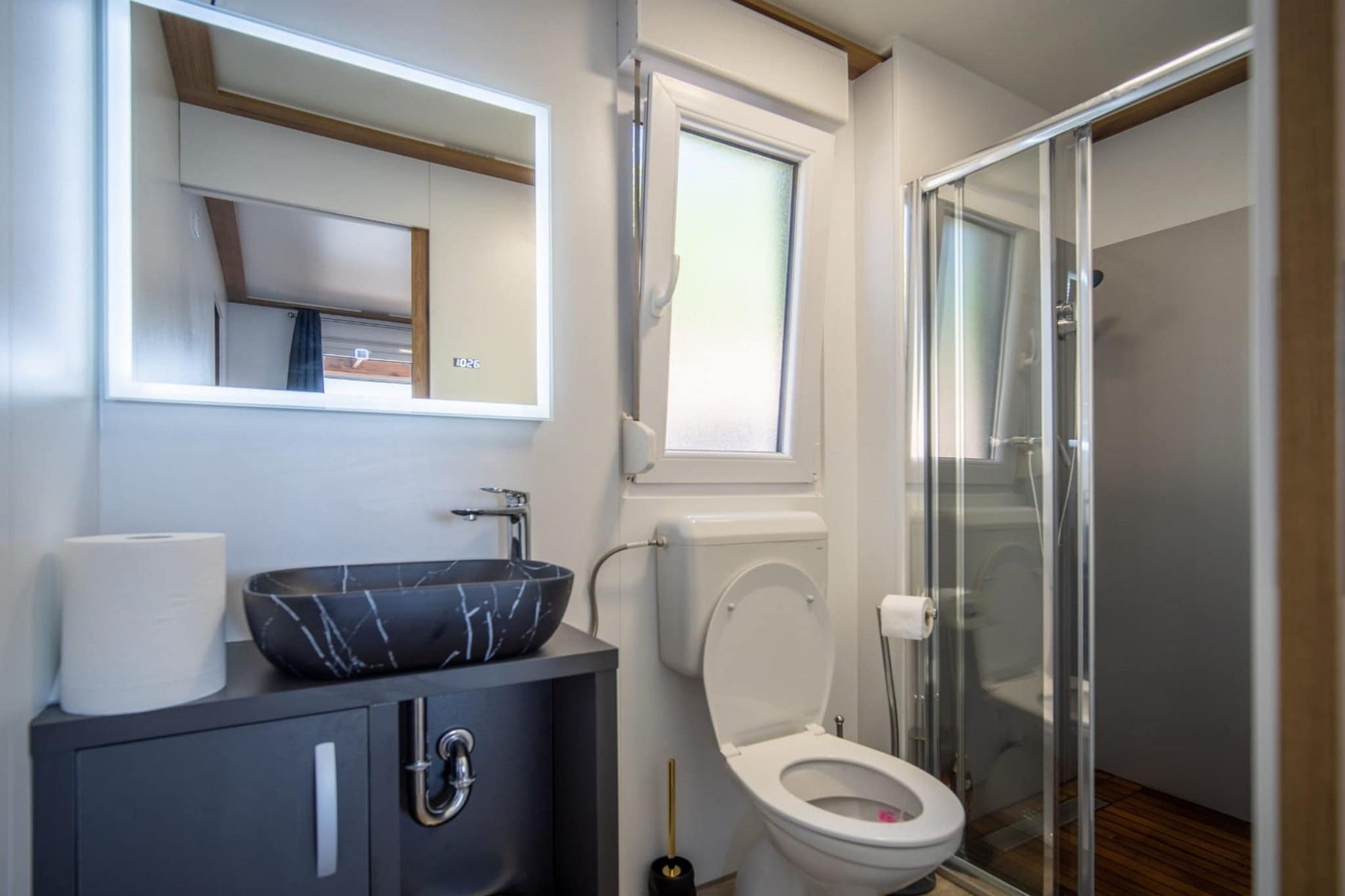 Seaside Deluxe Escape at Klenovica Camping - Two Bedroom Mobile Home with Hot-Tub  (owner 419)-Badezimmer