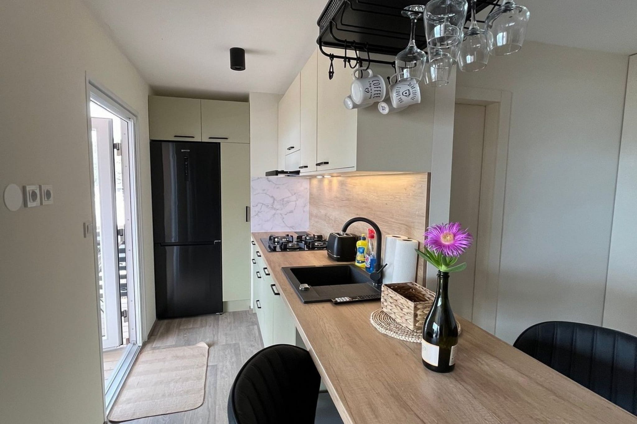 Tranquil Tides Drage Mobile Home with Terrace and Sea View - Two Bedroom Mobile Home with Terrace and Sea View-Keuken
