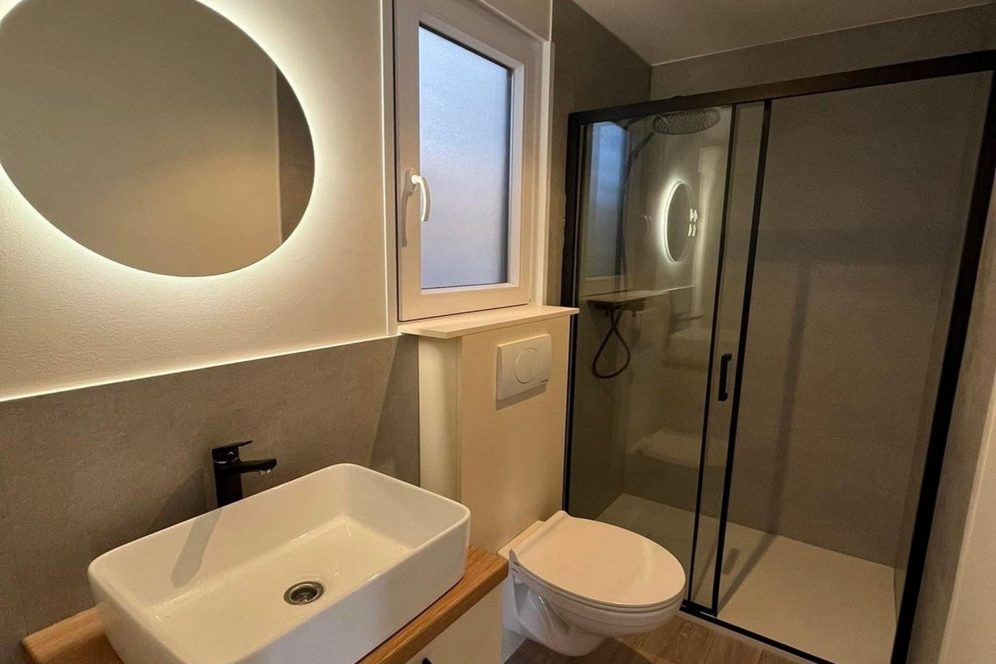Tranquil Tides Drage Mobile Home with Terrace and Sea View - Two Bedroom Mobile Home with Terrace and Sea View-Badkamer