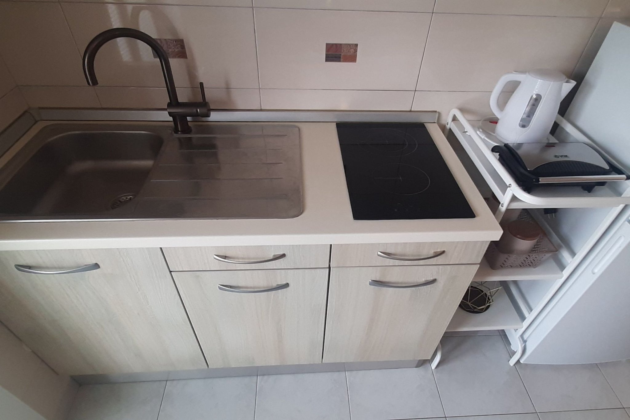 Modern and Bright Fazana Apartment with Balcony and Sea View - One Bedroom Apartment with Balcony and Sea View-Keuken