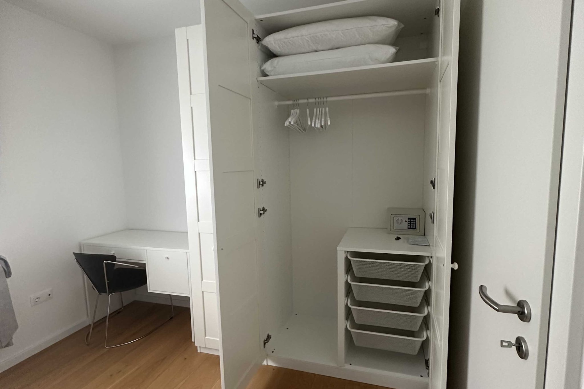 Cozy Retreat in Krapinske Toplice: Comfort and Prime Location with Pivate Parking - One Bedroom Apartment-Slaapkamer