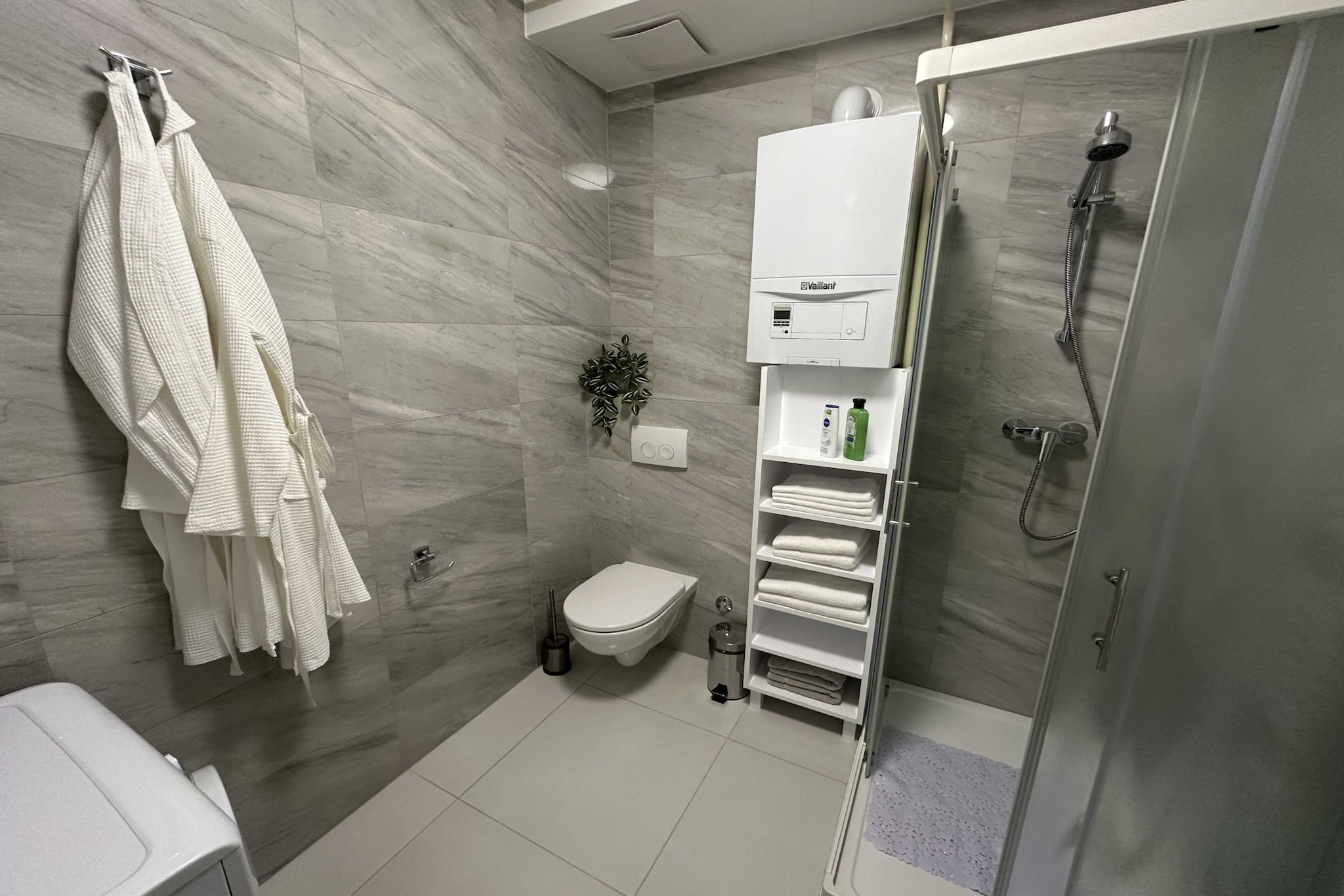 Cozy Retreat in Krapinske Toplice: Comfort and Prime Location with Pivate Parking - One Bedroom Apartment-Badkamer