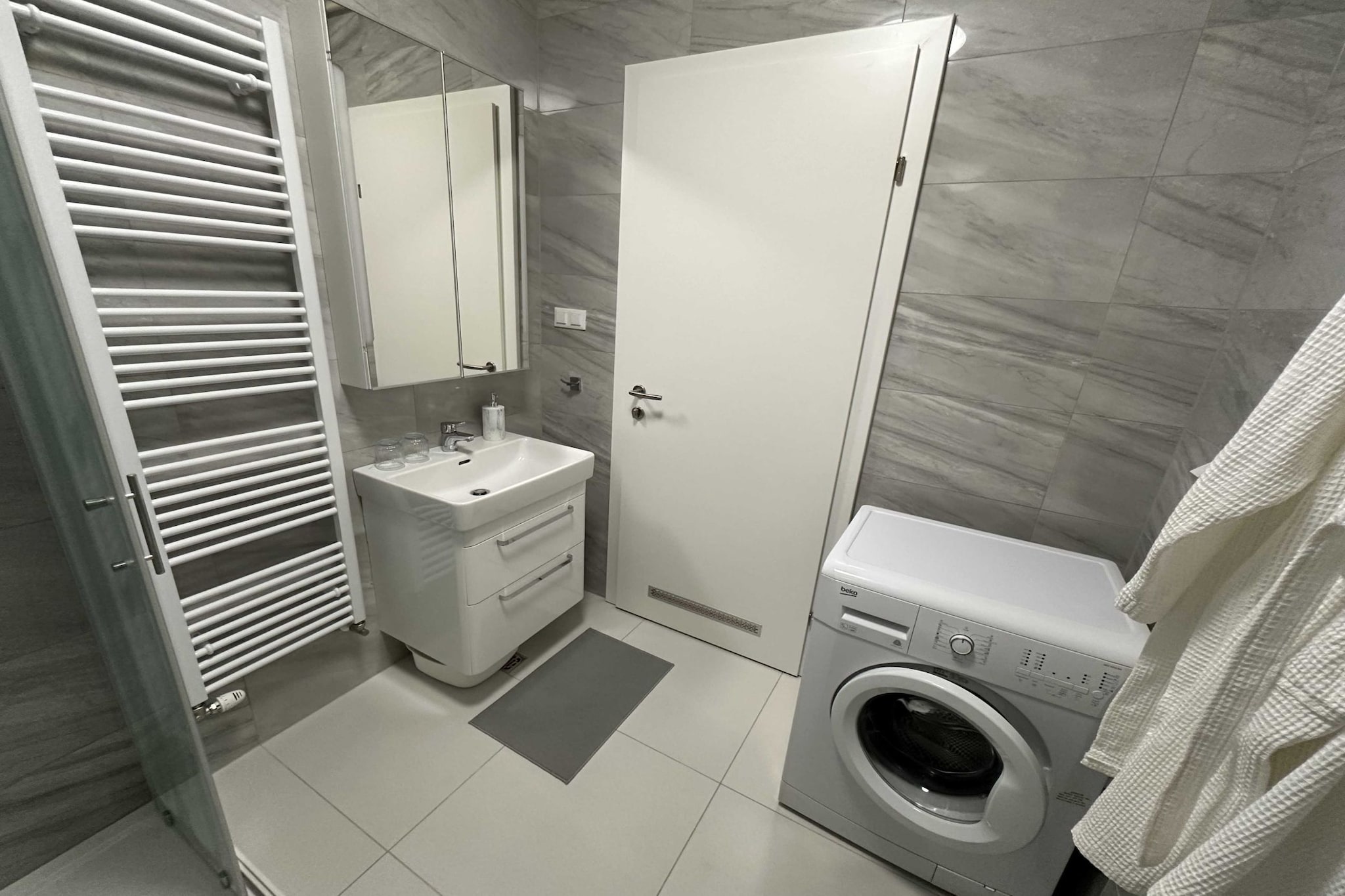 Cozy Retreat in Krapinske Toplice: Comfort and Prime Location with Pivate Parking - One Bedroom Apartment-Badkamer