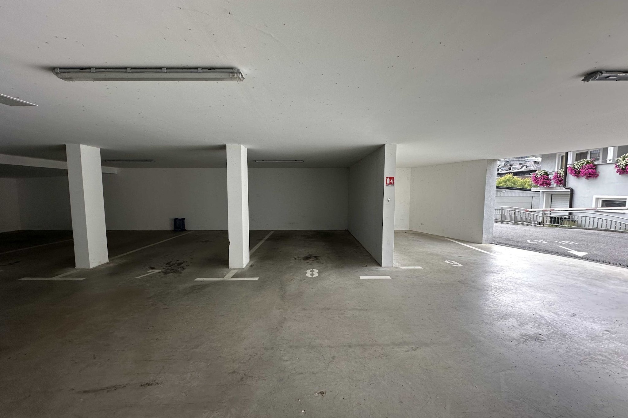 Cozy Retreat in Krapinske Toplice: Comfort and Prime Location with Pivate Parking - One Bedroom Apartment-Parkeerplaats