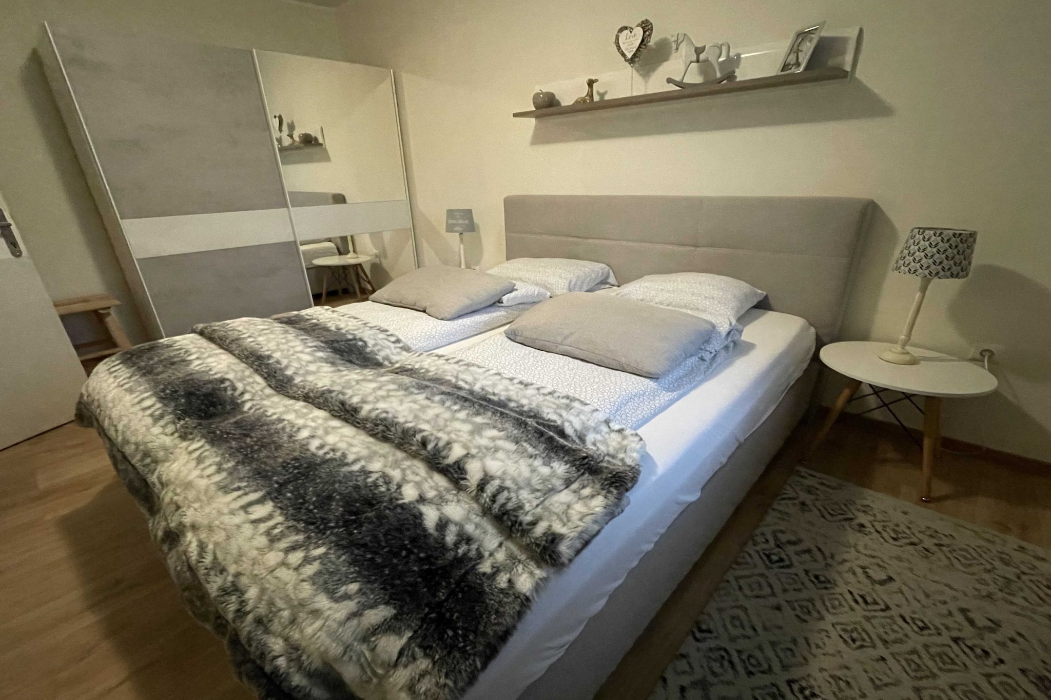 Rustic and Radiant Retreat Apartments with Terrace - Classic One Bedroom Apartment with Terrace (owner app 12)-Slaapkamer