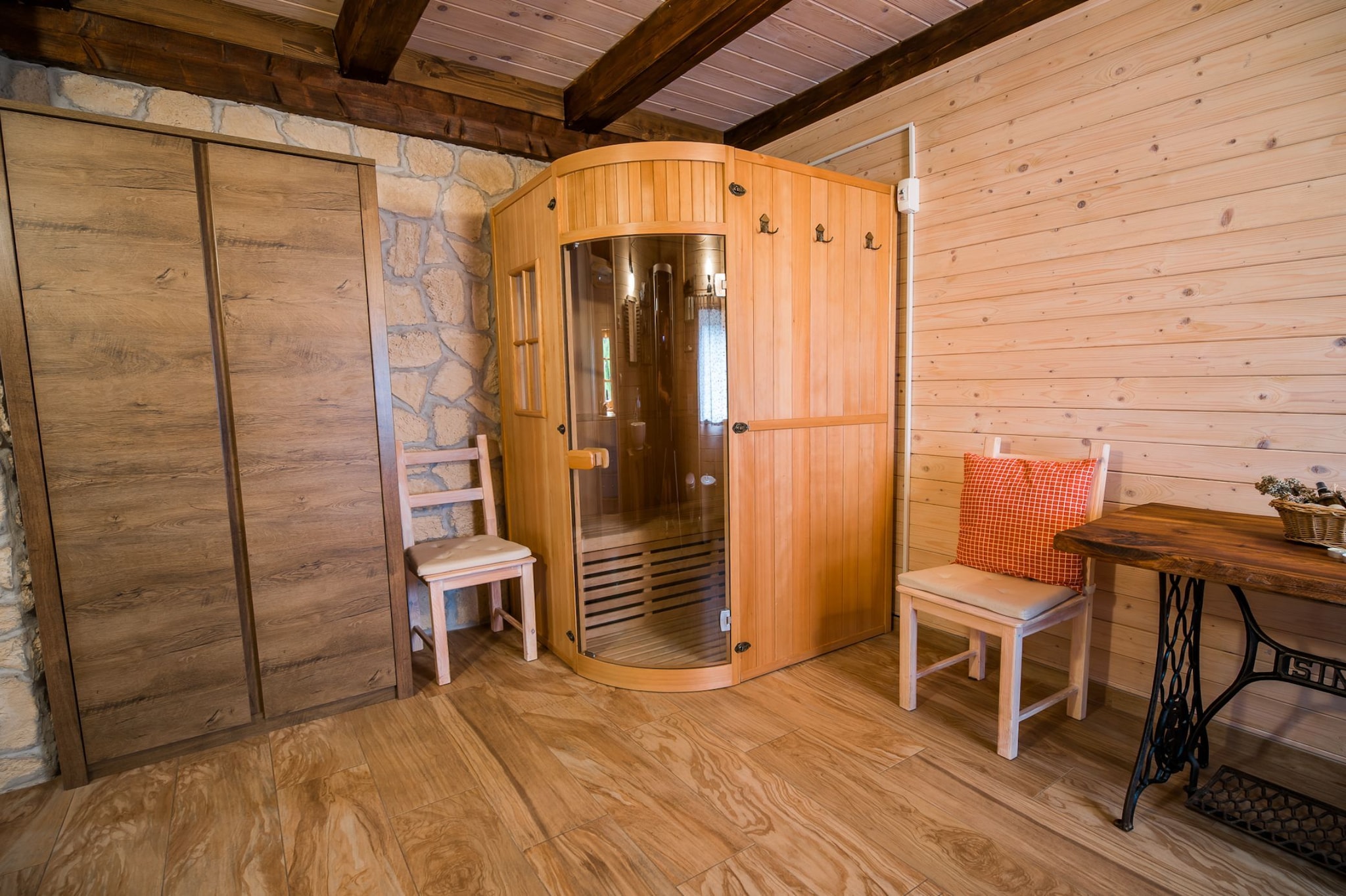 Serene Rustic Haven Holiday Home with Sauna - Two Bedroom Holiday Home with Sauna-Badkamer