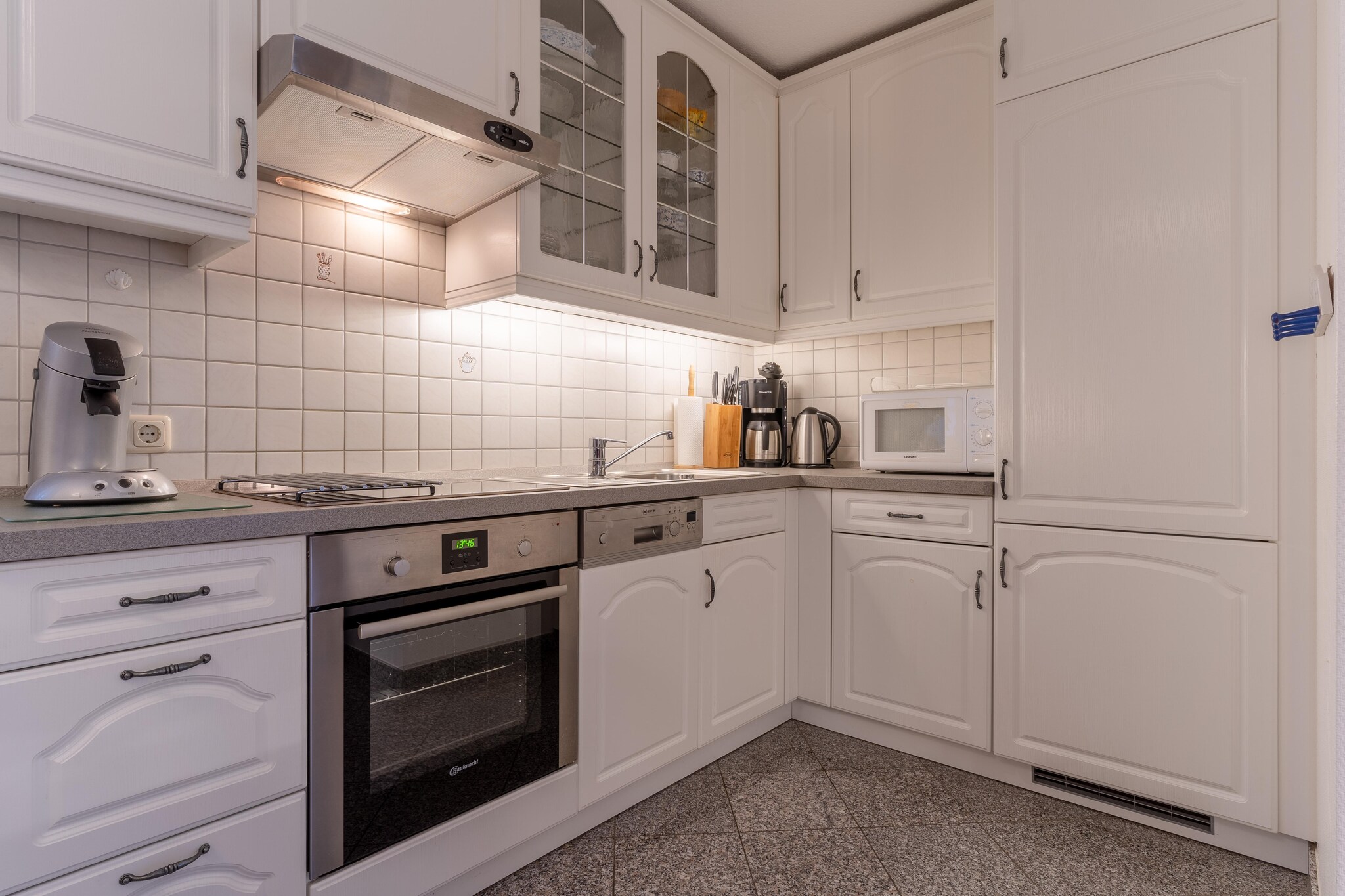 Ground floor: (open kitchen(hob(4 ring stoves, ceramic), electric kettle, toaster, coffee machine, espresso machine, oven, microwave, dishwasher, fridge(+ freezer)), Living/diningroom(TV(flatscreen), dining table, Blu-ray player, radio, CD player), bedroom(double bed(180 x 200 cm)), bedroom(single bed(90 x 200 cm), single bed(90 x 200 cm), TV(flatscreen)), bathroom(shower(walk-in shower), washbasin, toilet, hairdryer))\n\ntumble dryer(shared with other guests, paid), washing machine(shared with other guests, paid), heating, terrace, garden(shared with other guests), bicycle storage(shared with other guests), garden furniture, parking, Sunscreen, Garden shed, Towels/Sheets (Incl.)