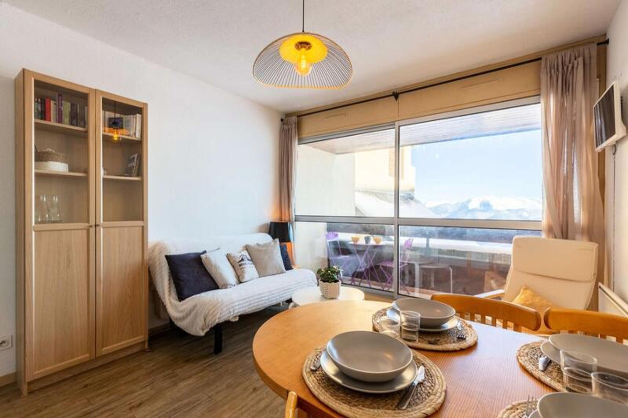 This cozy studio apartment, located in a prime location in Pla d'Adet, offers easy access to the slopes, ski school, and the surrounding area. The apartment can accommodate up to 5 people with an entrance featuring 3 bunk beds. The living room, furnished with two additional beds, is bright and inviting, thanks to a balcony offering panoramic views of the beautiful Pyrenees. Please note that pets are not accepted.

The residence is ideally located, with shops and restaurants within walking distance. During winter, you’ll be able to enjoy the ski slopes just moments away. In summer, the area offers a peaceful retreat. The apartment is only 200 meters from the chairlifts, making it perfect for quick access to the slopes. The cable cars to the village are also conveniently located nearby.

The apartment is equipped with an open kitchen, allowing you to prepare meals at your convenience. A clean and well-maintained bathroom with a shower completes the space. There is also a municipal car park at the foot of the residence for easy parking. A ski room is not available, but the proximity to the slopes and lifts ensures convenience for all guests.