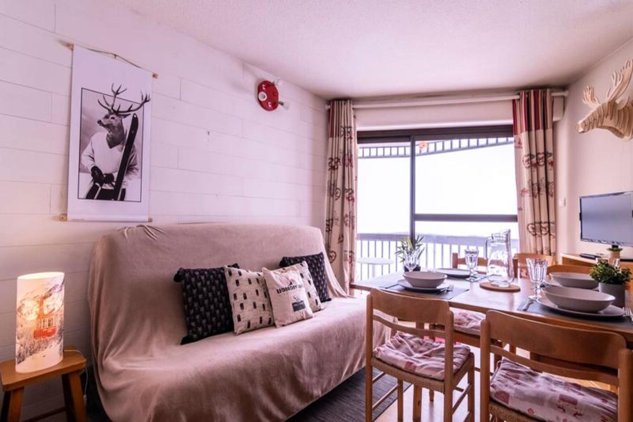 This cozy studio apartment, located in a residence at the foot of the slopes in Pla d'Adet (Saint Lary 1700m), accommodates up to 4 people. The living area includes a sofa bed and a charming balcony with a beautiful view of the valley and the Pyrenees mountains. The apartment is not pet-friendly, providing a peaceful retreat for all guests.

With the ski slopes just 50 meters away and the resort’s shops, cafes, and restaurants within 200 meters, you’ll have everything you need within easy reach. Enjoy the convenience of being steps away from the slopes in winter and explore the local attractions during the summer. Whether you’re skiing, snowboarding, or hiking, this location is perfect for outdoor adventures.

The apartment features a kitchenette with a mini-oven and microwave, ideal for preparing meals. The bathroom is equipped with a shower and WC. Access is easy with an elevator, and outdoor parking is available for guests. The property ensures comfort and practicality, making it a perfect base for your mountain getaway.