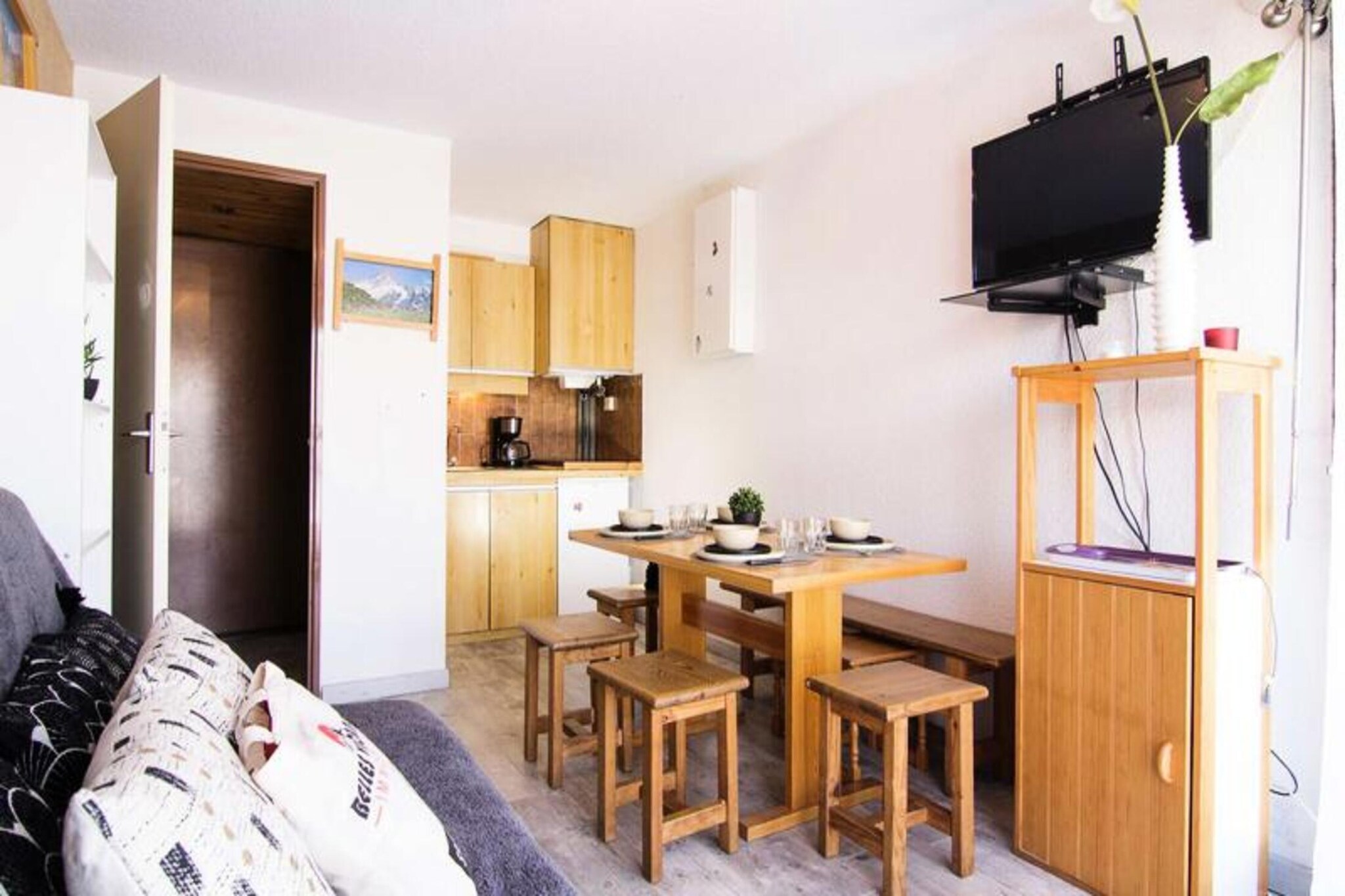 This charming apartment, located in a residence at the foot of the slopes in Pla d’Adet (Saint Lary 1700m), can accommodate up to 6 people. The living room features a convertible sofa for 2, a television, and a balcony with a view of the valley. The bedroom includes 2 sets of single bunk beds, making it perfect for families or groups. Please note that pets are not allowed, ensuring a peaceful stay for all guests. The apartment is located on the 6th floor, with an elevator for easy access.

The apartment is ideally situated just 50 meters from the ski slopes and 200 meters from the resort’s shops, cafes, and restaurants, making it easy to enjoy local amenities. Ski lift passes and equipment can be arranged at discounted rates, and a variety of outdoor activities, including snowshoeing, snowmobiling, and mountain excursions, are available nearby.

For added convenience, the apartment includes a kitchenette with a mini-oven and microwave, perfect for preparing meals during your stay. The bathroom features a WC, and the apartment comes with outdoor and covered parking options, as well as a ski locker for your equipment. The 33m² space offers everything needed for a comfortable and relaxing getaway.