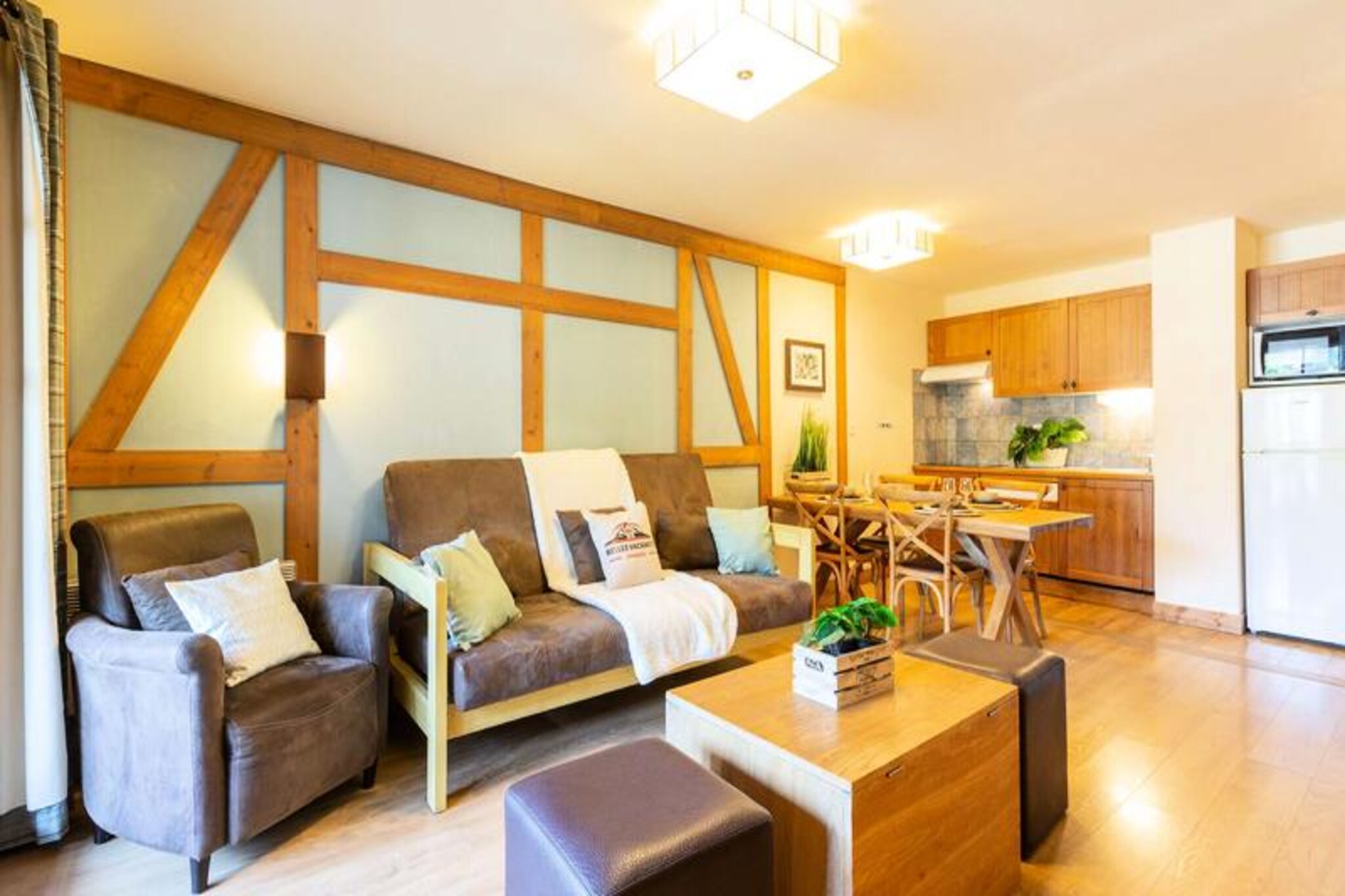4 Rooms for 10 People