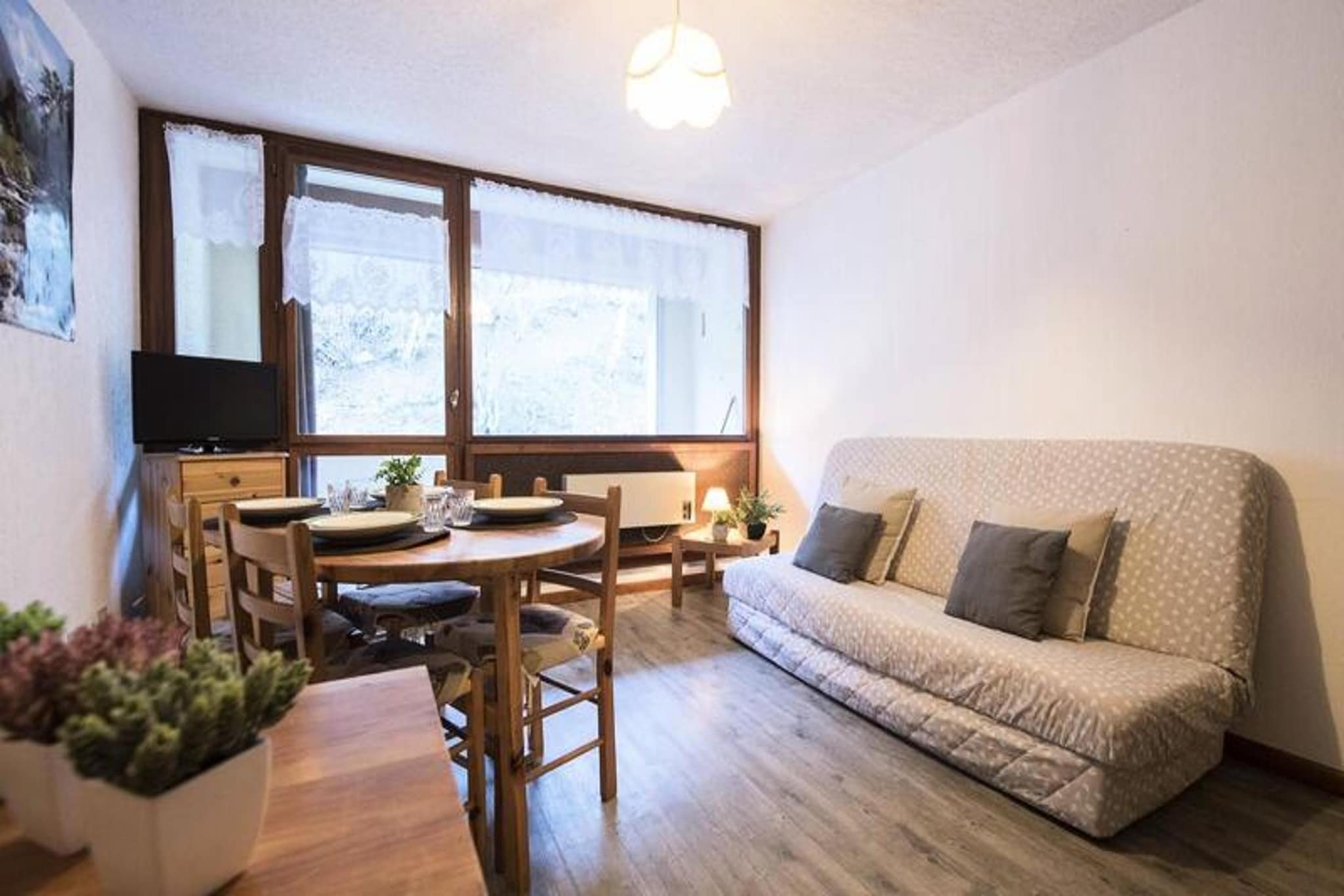 
This cozy studio apartment accommodates 4 people with two 90 cm bunk beds in the hallway and a double sofa bed in the living room. Located on the 2nd floor, the apartment features an east-facing loggia, offering a peaceful spot to enjoy the morning sun. Private parking is available for guests, and a ski locker is provided for added convenience. Pets are not allowed, ensuring a quiet and comfortable stay.

Situated just 200 meters from a shuttle stop, the apartment provides easy access to the Telepherique and the new gondola in the thermal baths sector. The Pla d'Adet slopes are just a short distance away, making it an ideal location for winter sports enthusiasts. Additionally, the village center, with its variety of shops, cafes, and restaurants, is within walking distance, offering everything you need for a perfect holiday.

Inside the apartment, you'll find a fully equipped kitchenette with a microwave, ceramic hob, and refrigerator, allowing for convenient meal preparation. The main living area includes a television for entertainment, while the functional bathroom with separate toilets ensures a comfortable stay.